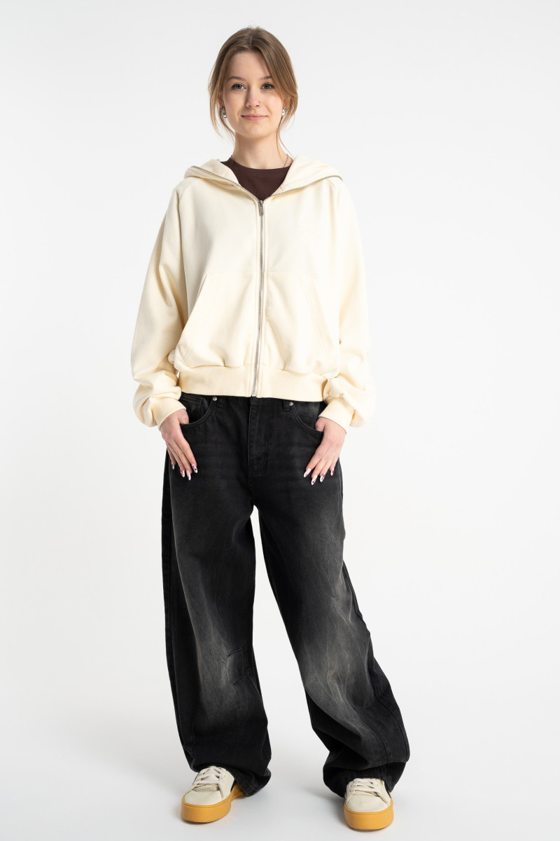 Kremowa bluza BOXY z kapturem  z minimalistycznym haftem z przodu