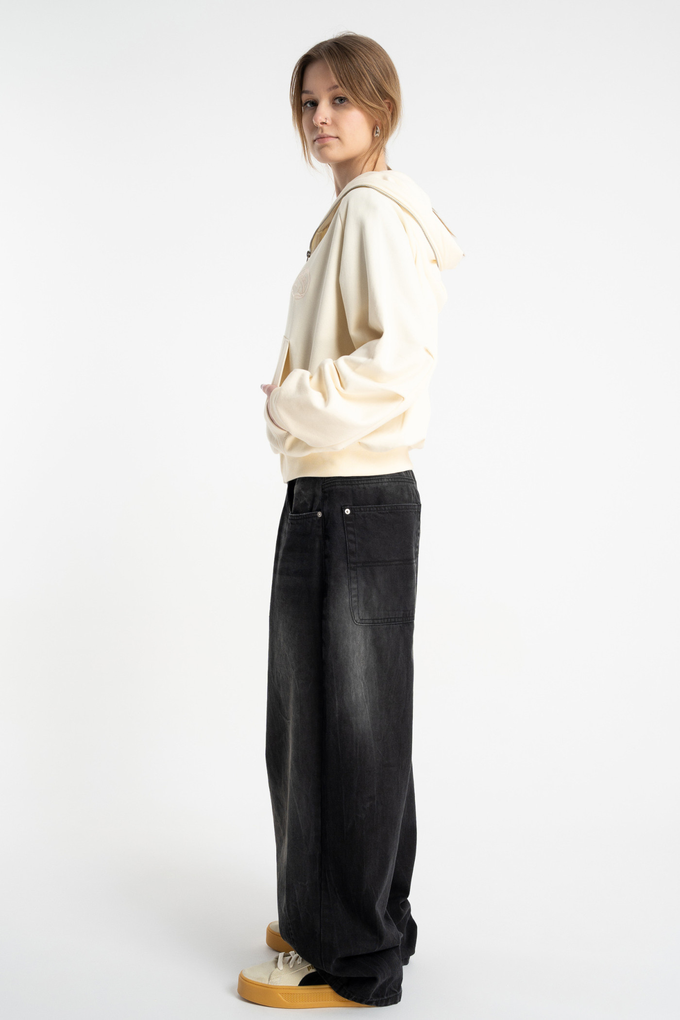 Kremowa bluza BOXY z kapturem  z minimalistycznym haftem z przodu