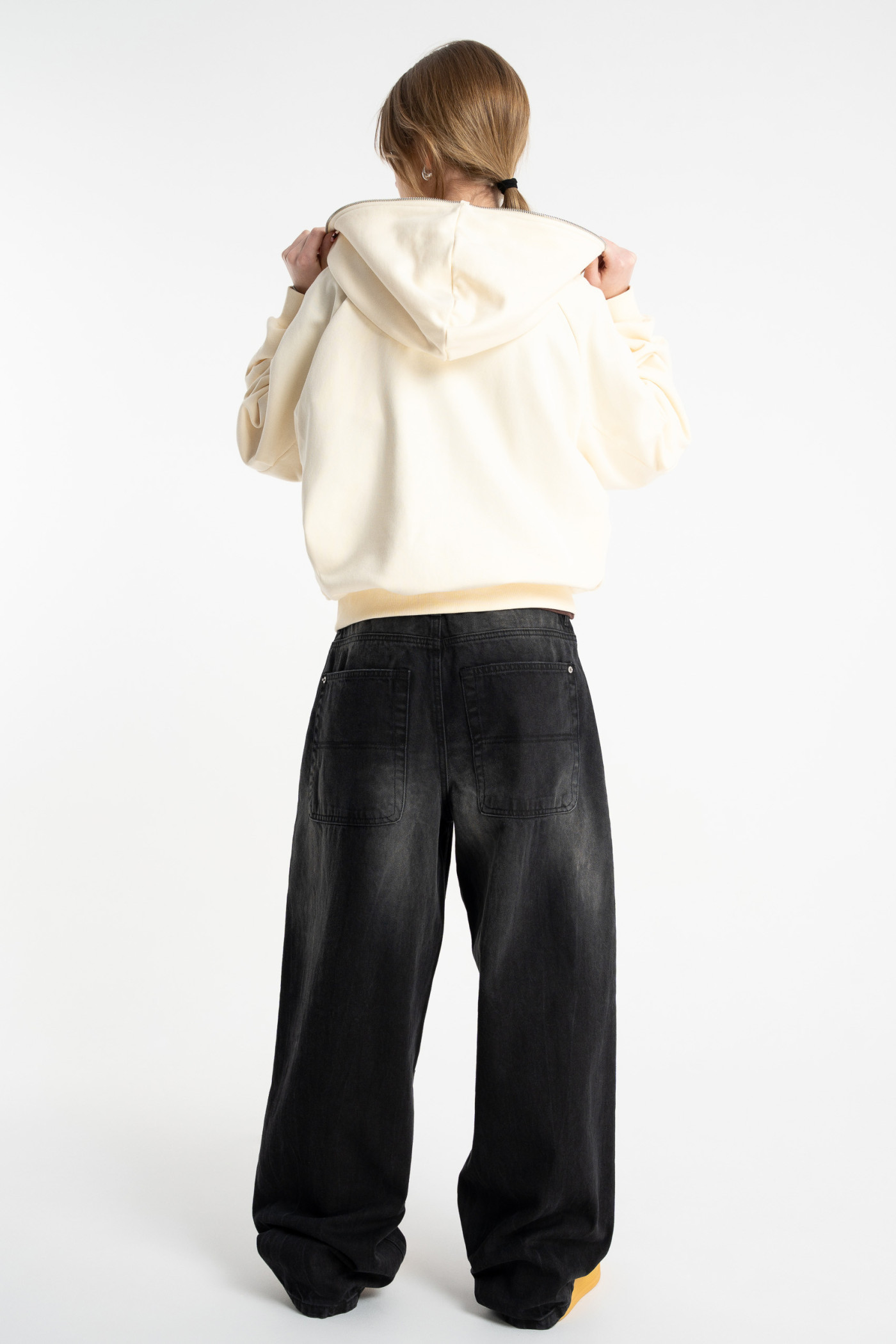 Kremowa bluza BOXY z kapturem  z minimalistycznym haftem z przodu