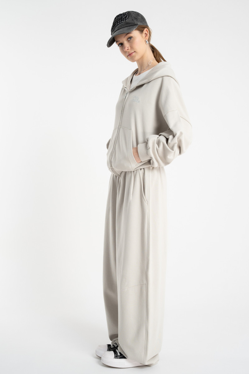 Jasnoszara bluza BOXY z kapturem  minimalistycznym haftem