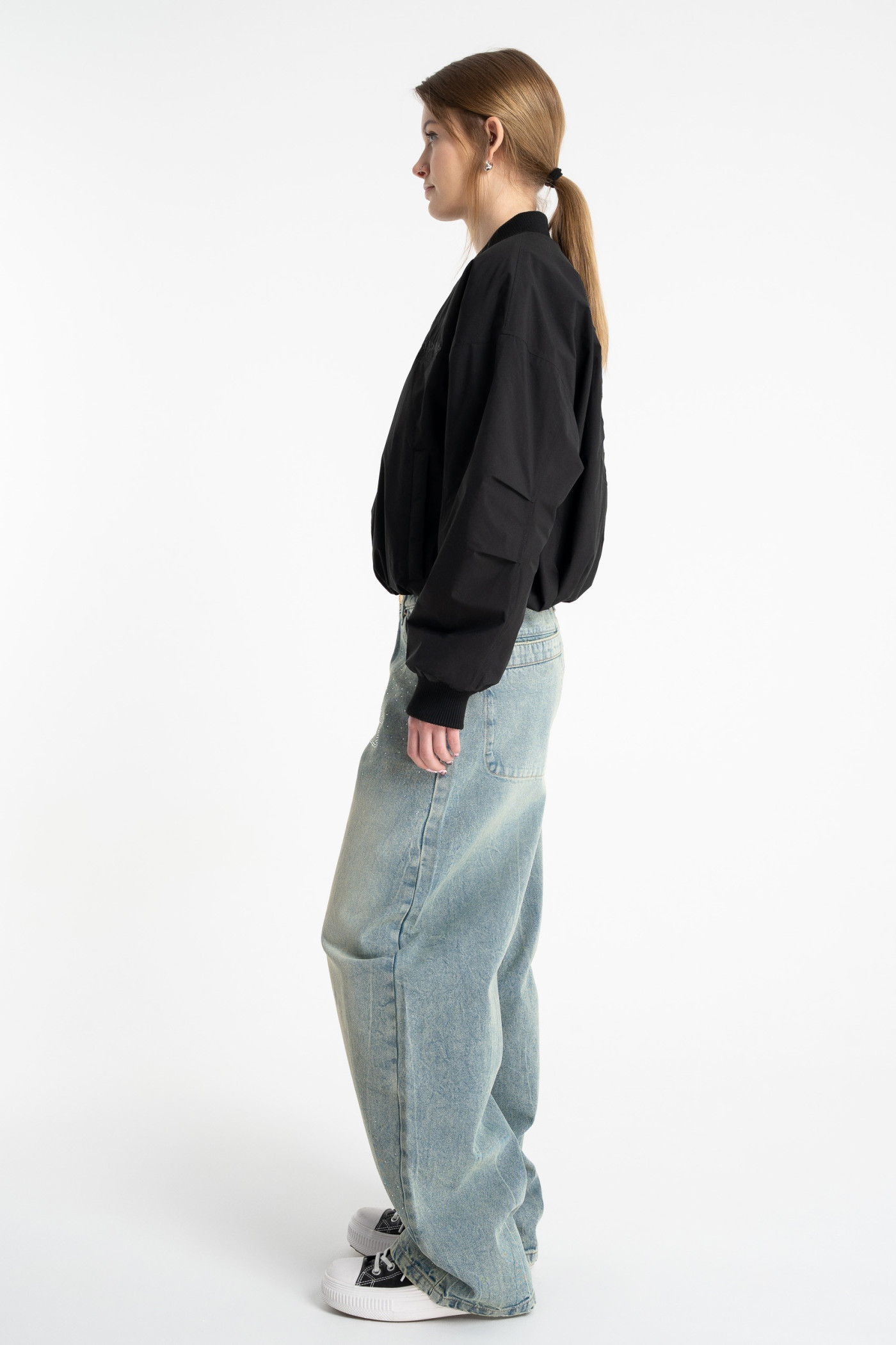 Czarna kurtka przejściowa bomberka z haftem z tyłu