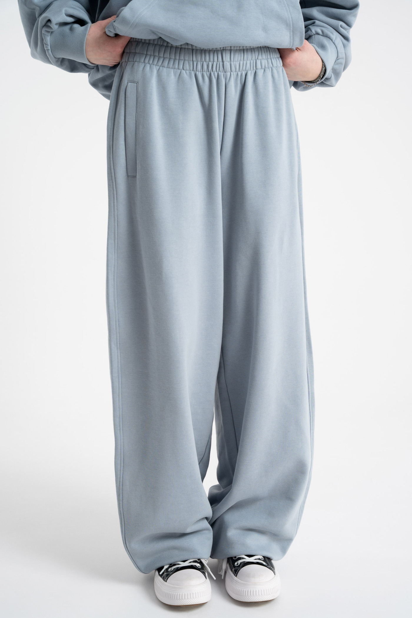 Jasnoniebieskie spodnie dresowe OVERSIZE bez nadruków
