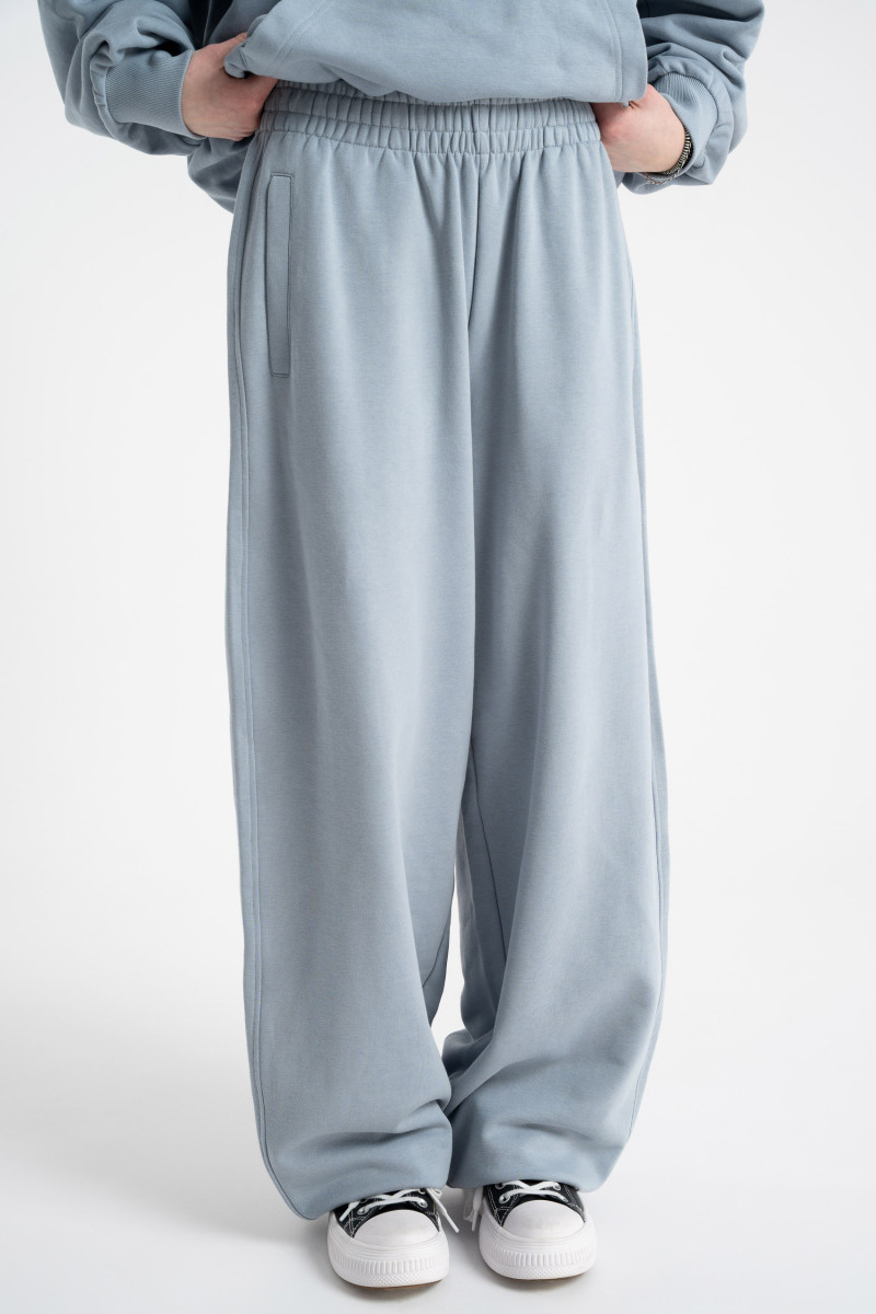 Jasnoniebieskie spodnie dresowe OVERSIZE bez nadruków