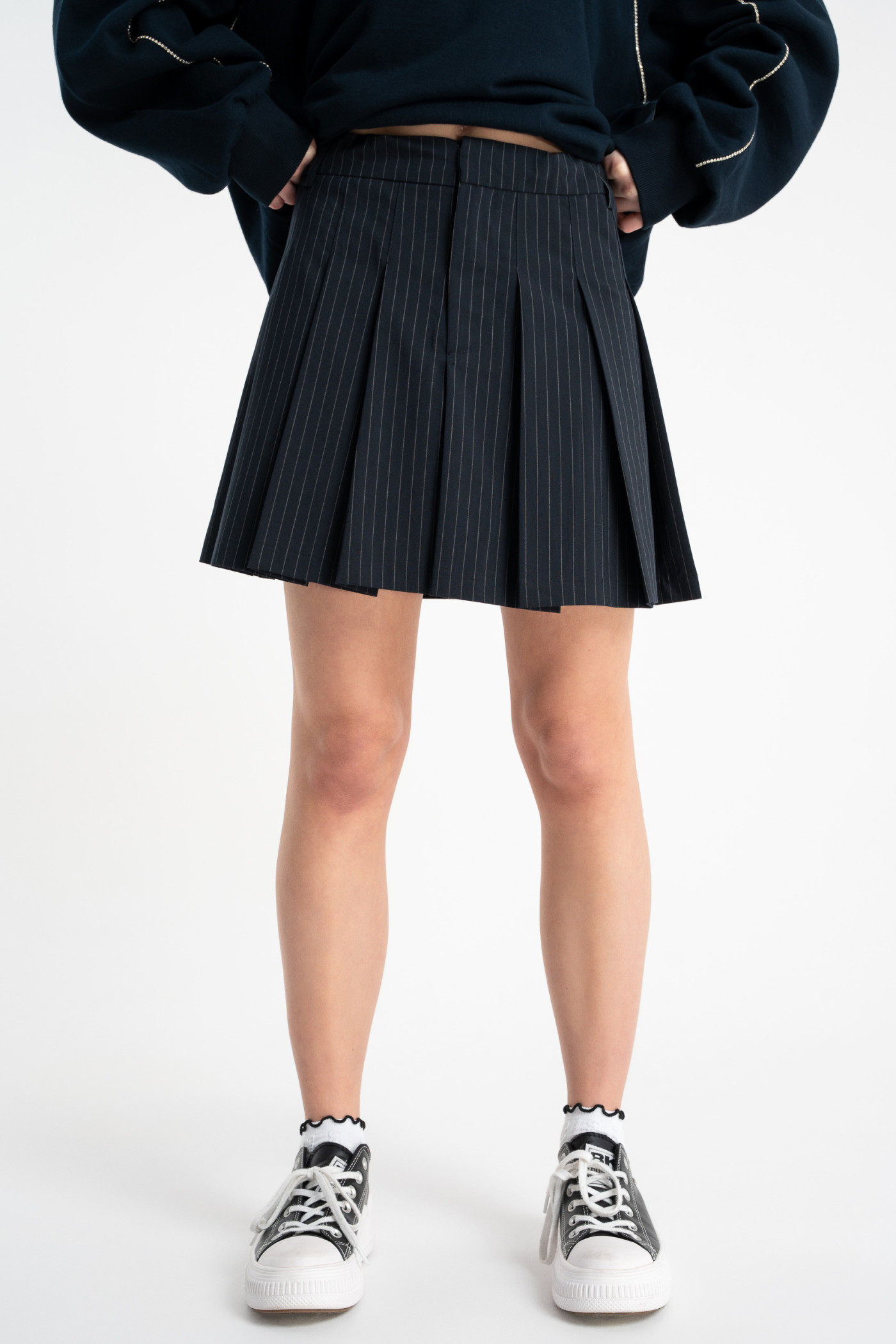 Granatowa spódnica mini z kontrafałdami w prążek