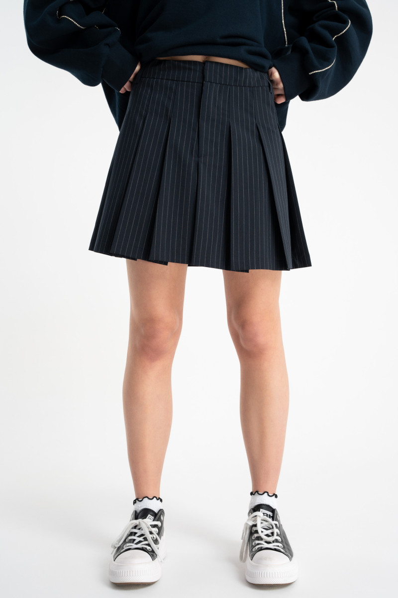 Granatowa spódnica mini z kontrafałdami w prążek