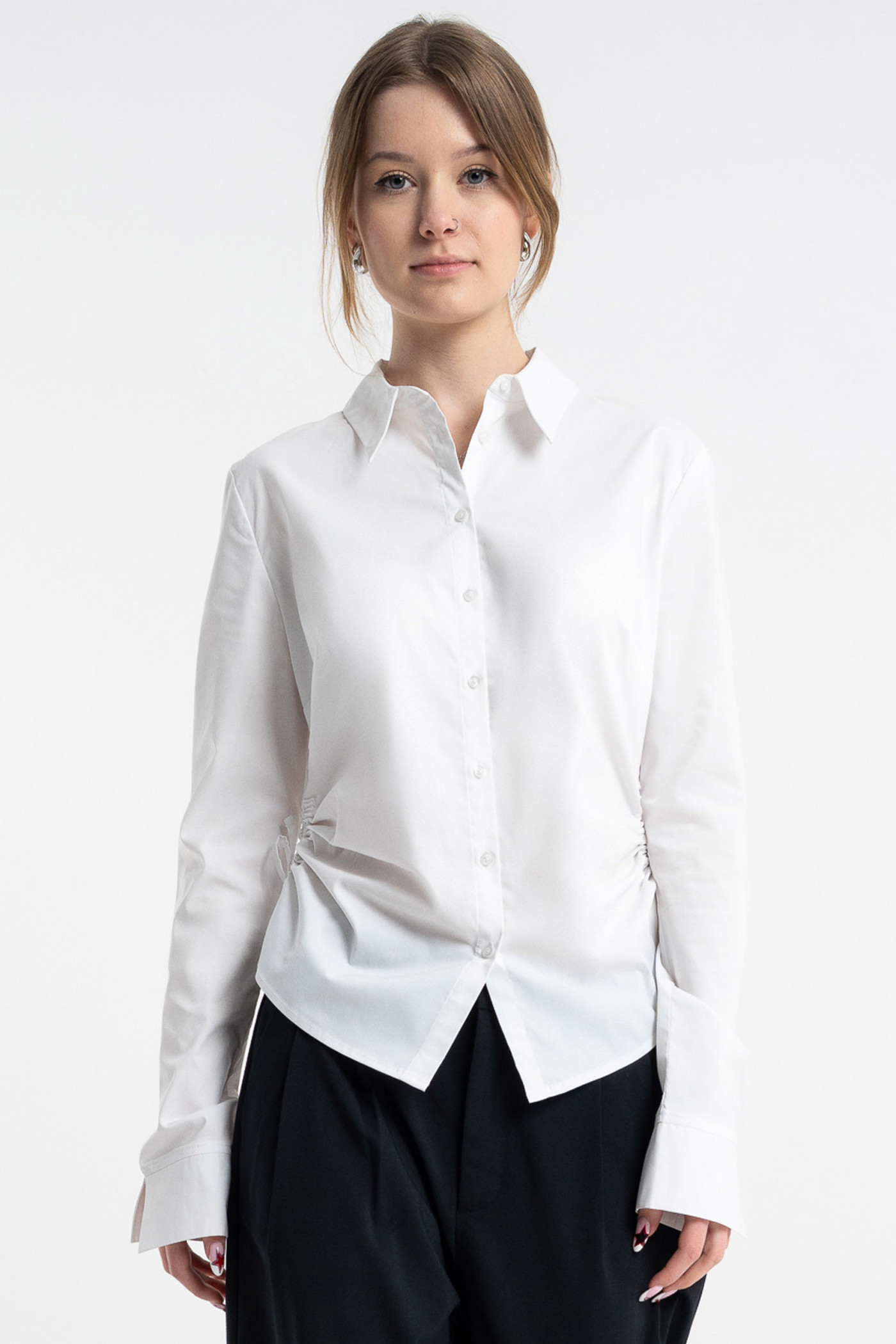 Biała koszula z modnymi marszczeniami w pasie z długim rękawem