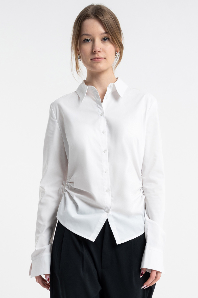 Biała koszula z modnymi marszczeniami w pasie z długim rękawem, biały