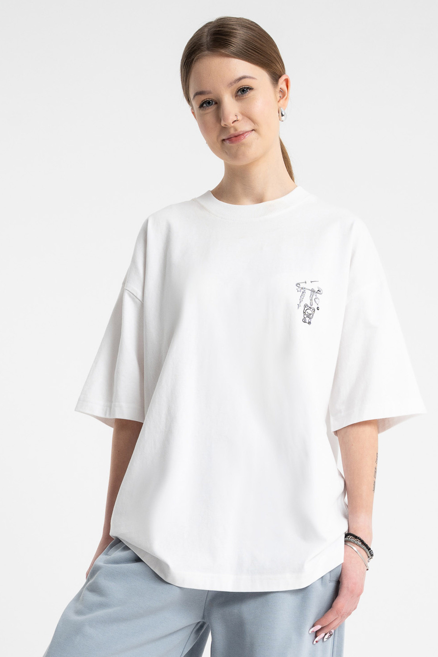 Biały t-shirt OVERSIZE z minimalistyczną grafiką