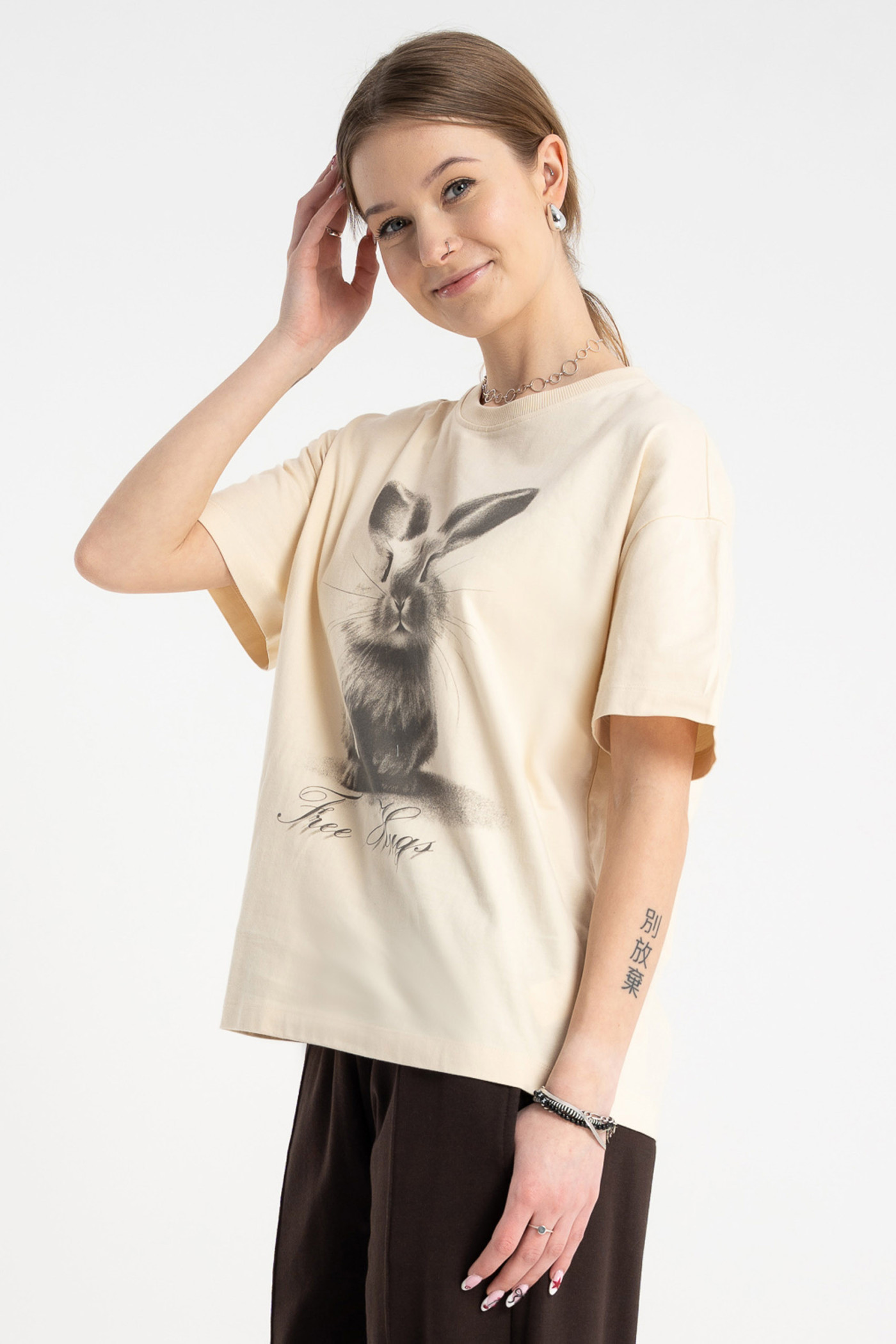 Kremowy t-shirt COMFORT z autorską grafiką z przodu