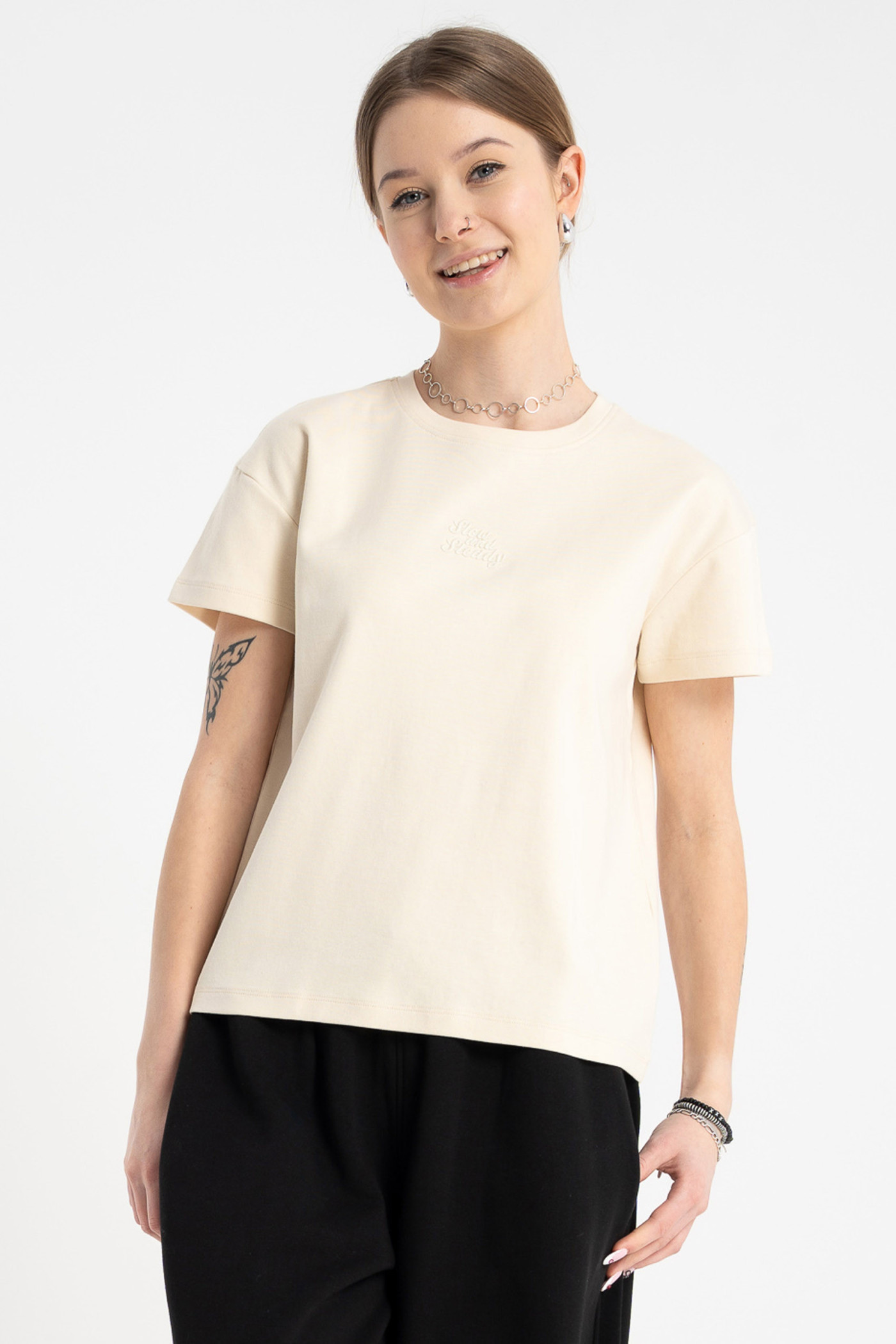 Kremowa bluzka REGULAR z krótkimi rękawami z minimalistycznym haftem