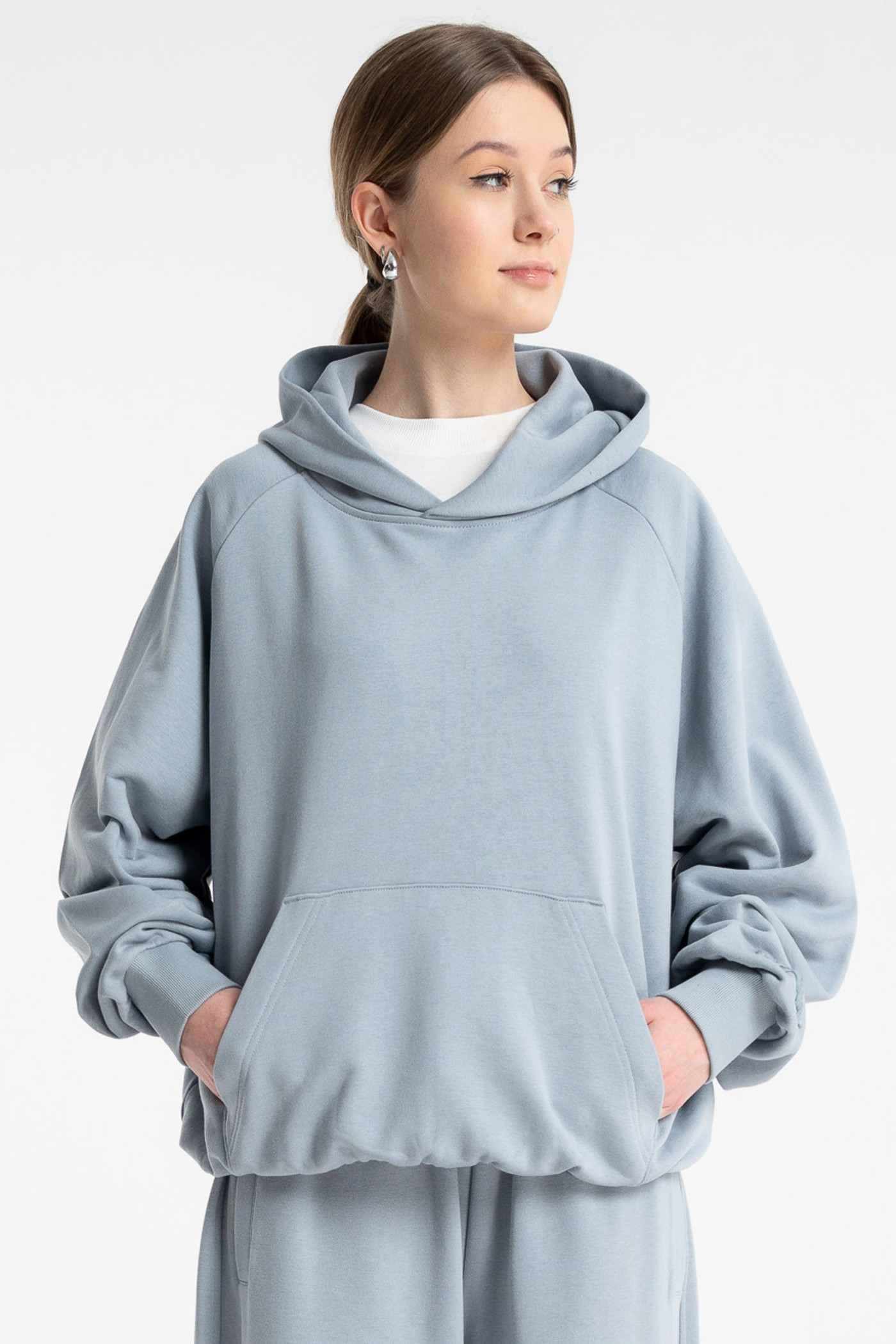 Jasnoniebieska bluza BOXY z kapturem z minimalistycznym haftem na rękawie