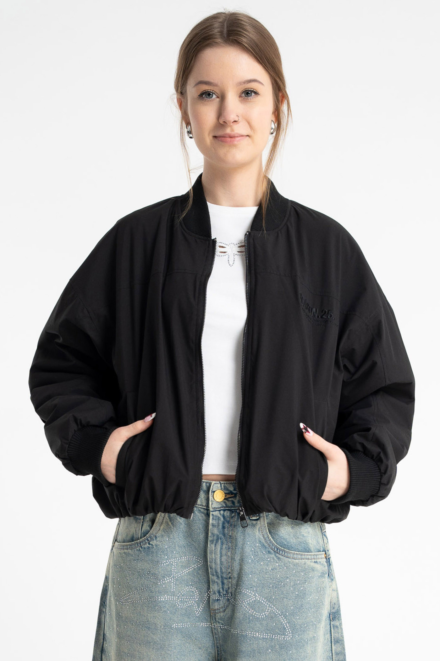 Czarna kurtka przejściowa bomberka z haftem z tyłu