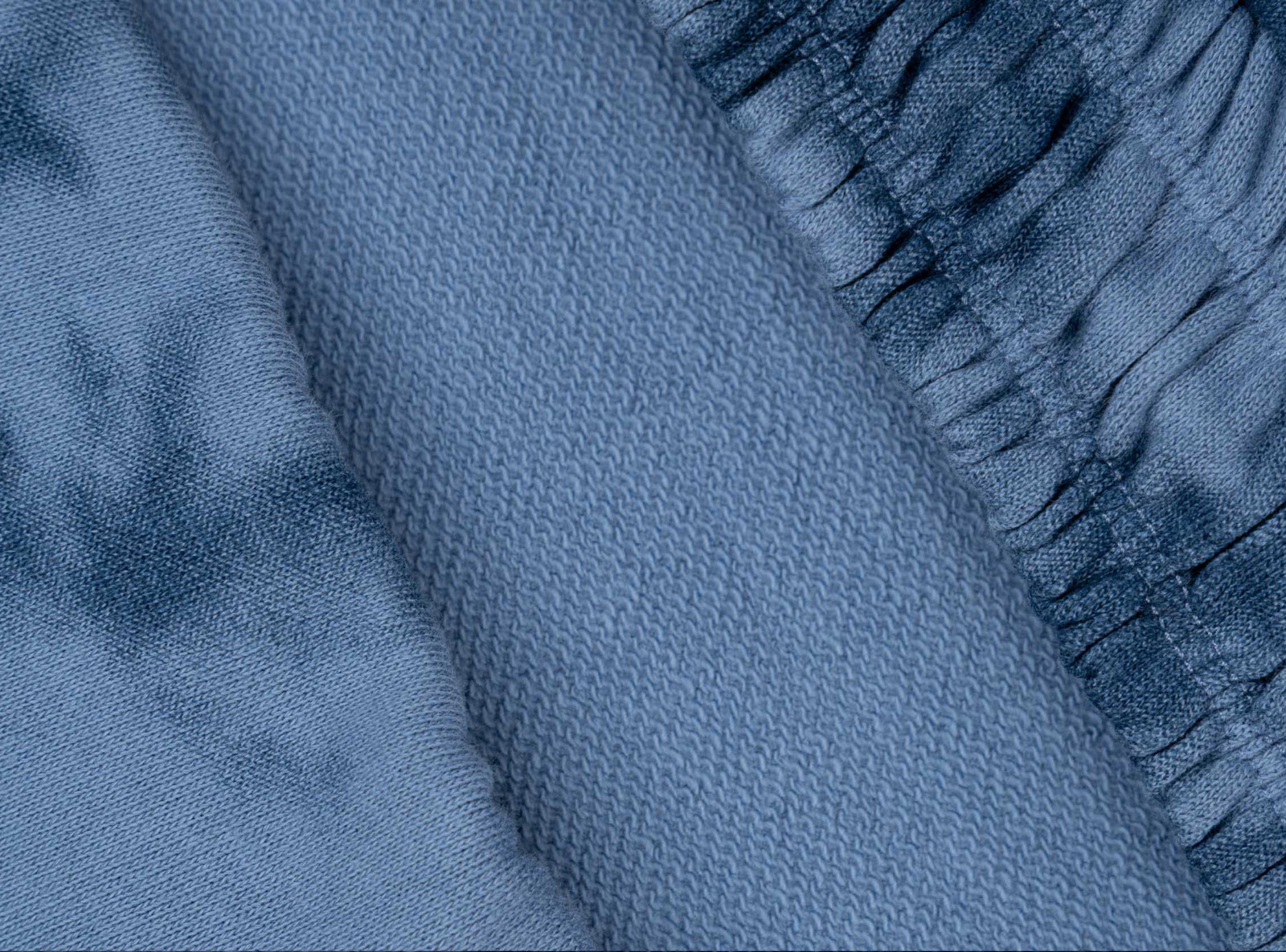 Niebieskie krótkie spodenki z nadrukiem tie dye na całości