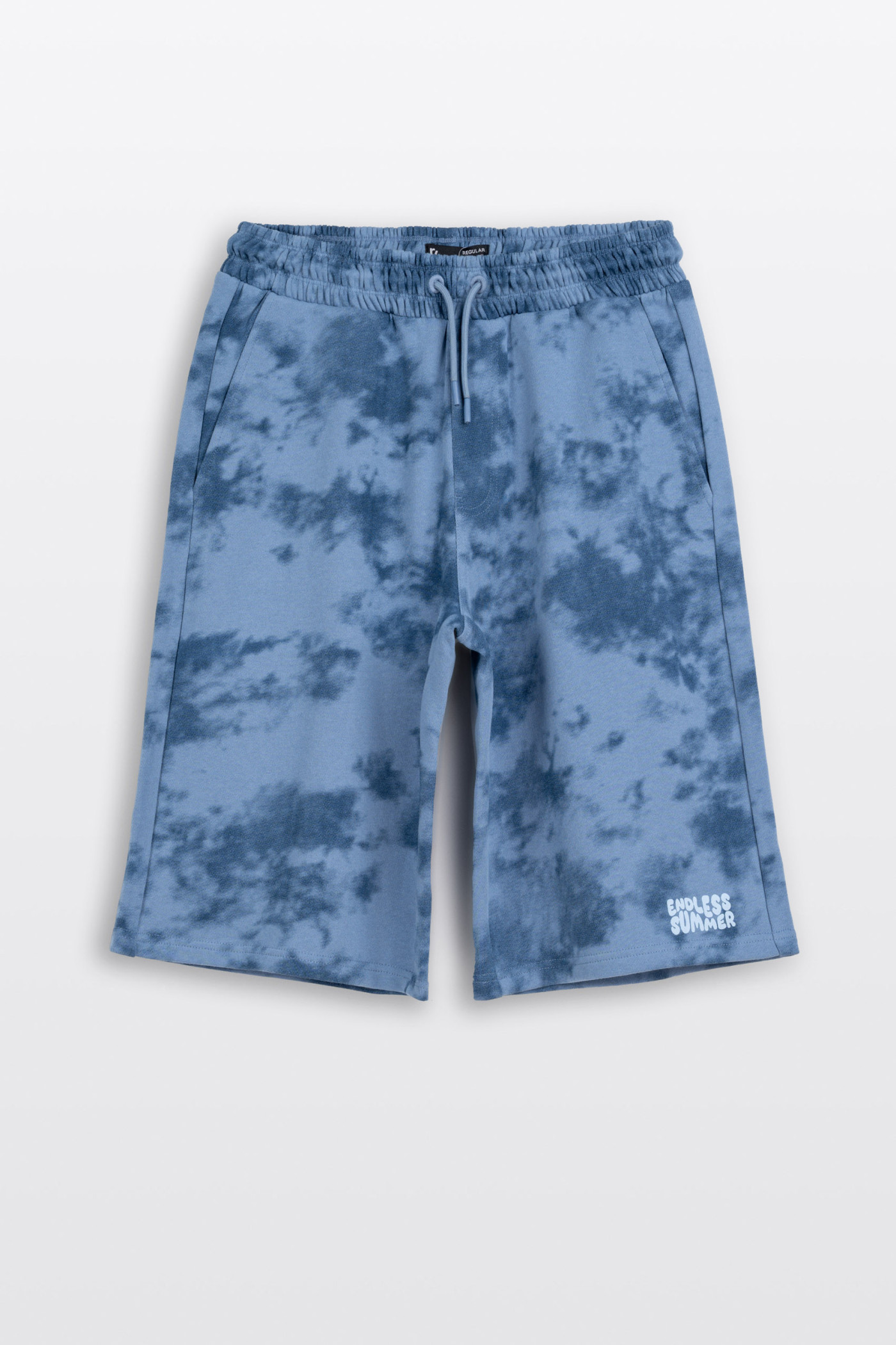 Niebieskie krótkie spodenki z nadrukiem tie dye na całości