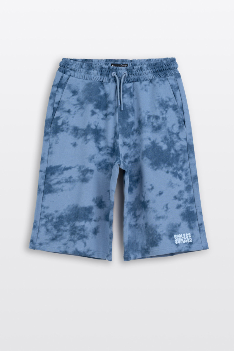 Niebieskie krótkie spodenki z nadrukiem tie dye na całości