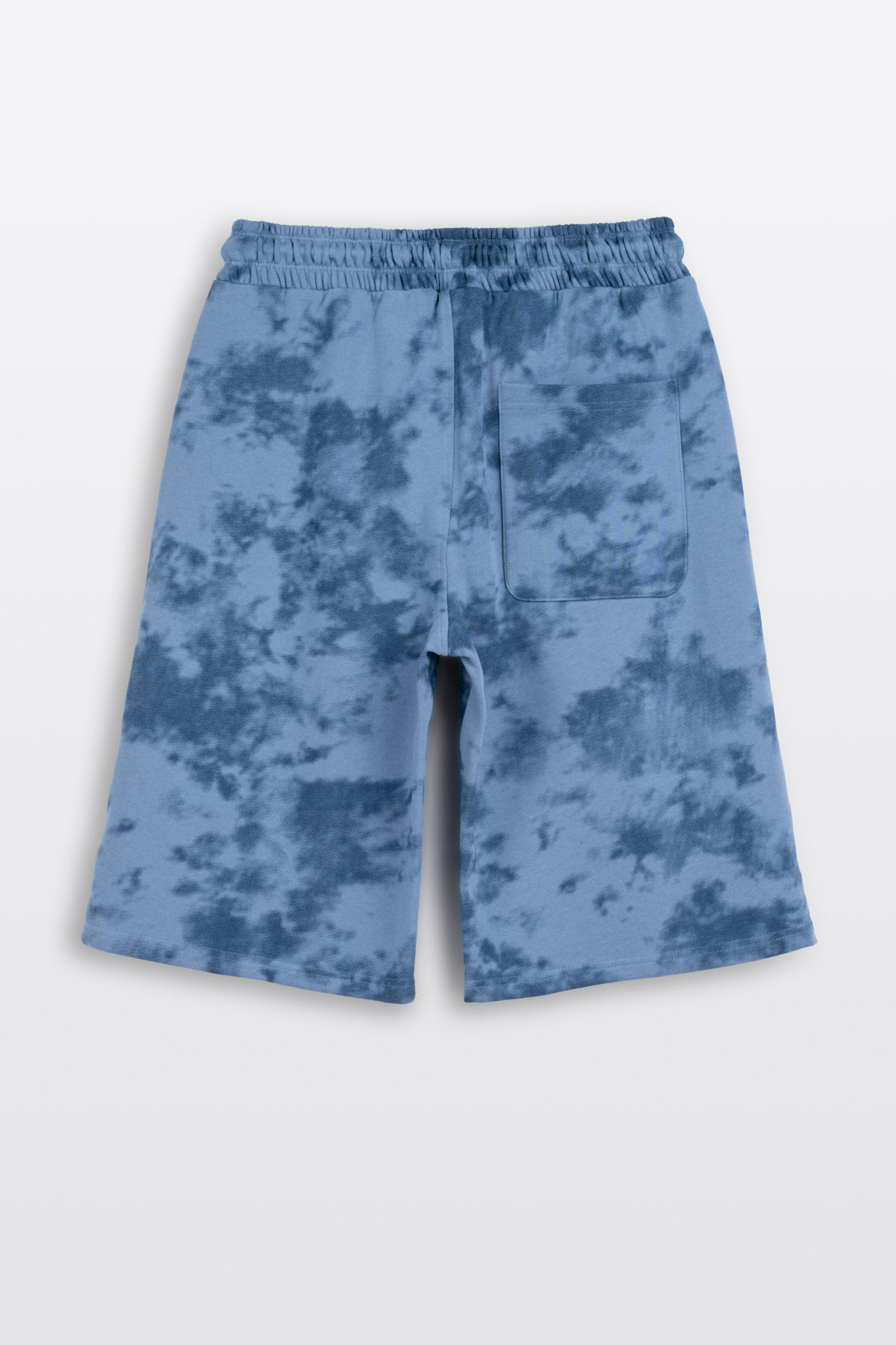 Niebieskie krótkie spodenki z nadrukiem tie dye na całości