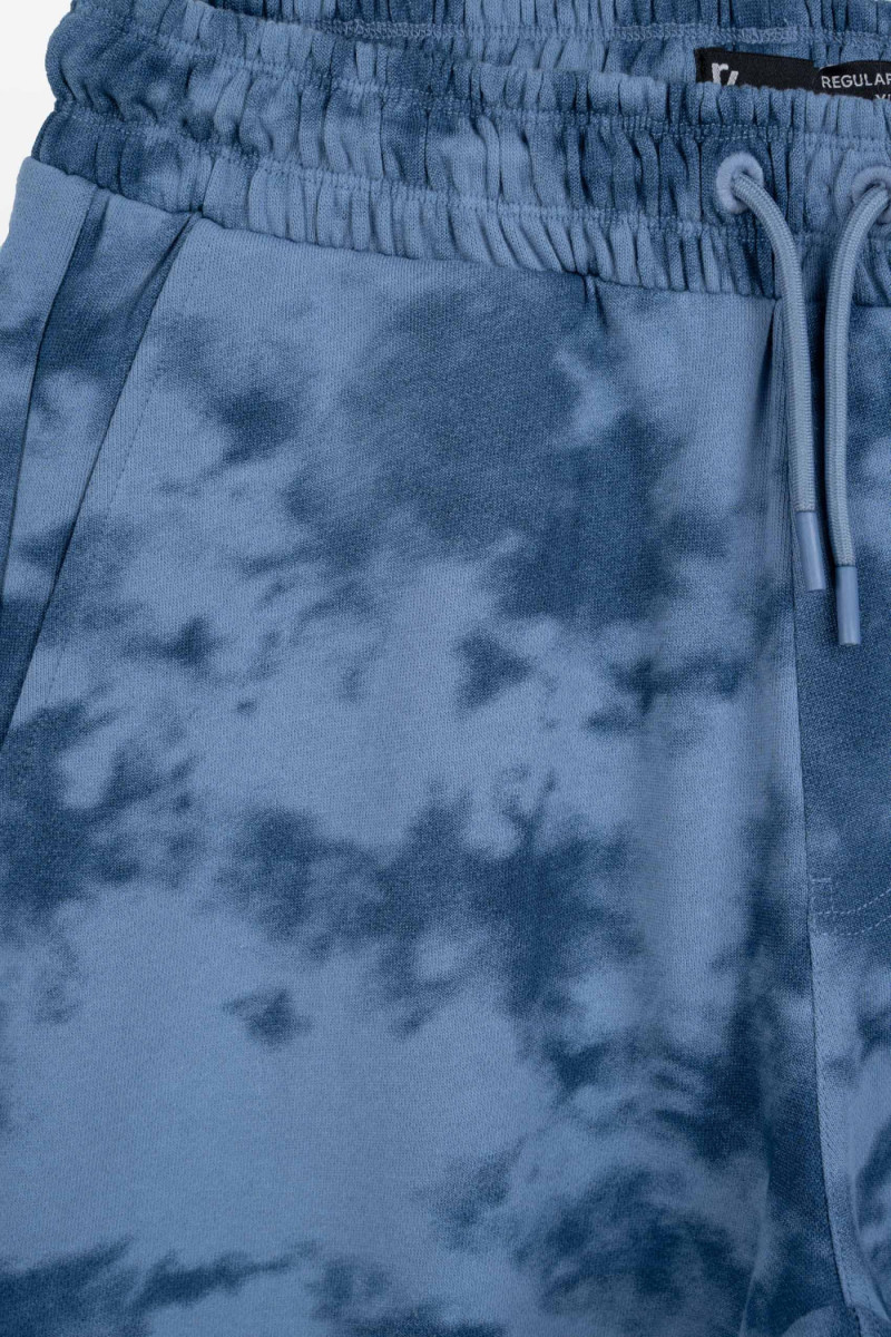 Niebieskie krótkie spodenki z nadrukiem tie dye na całości