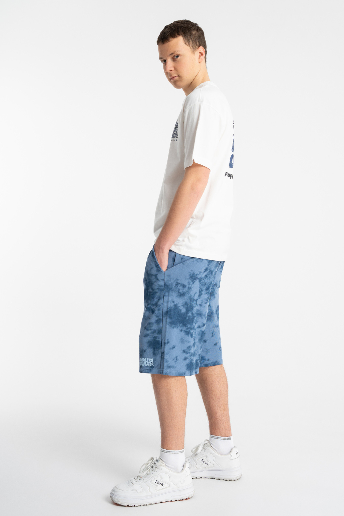 Biały t-shirt LOOSE z autorską grafiką z tyłu