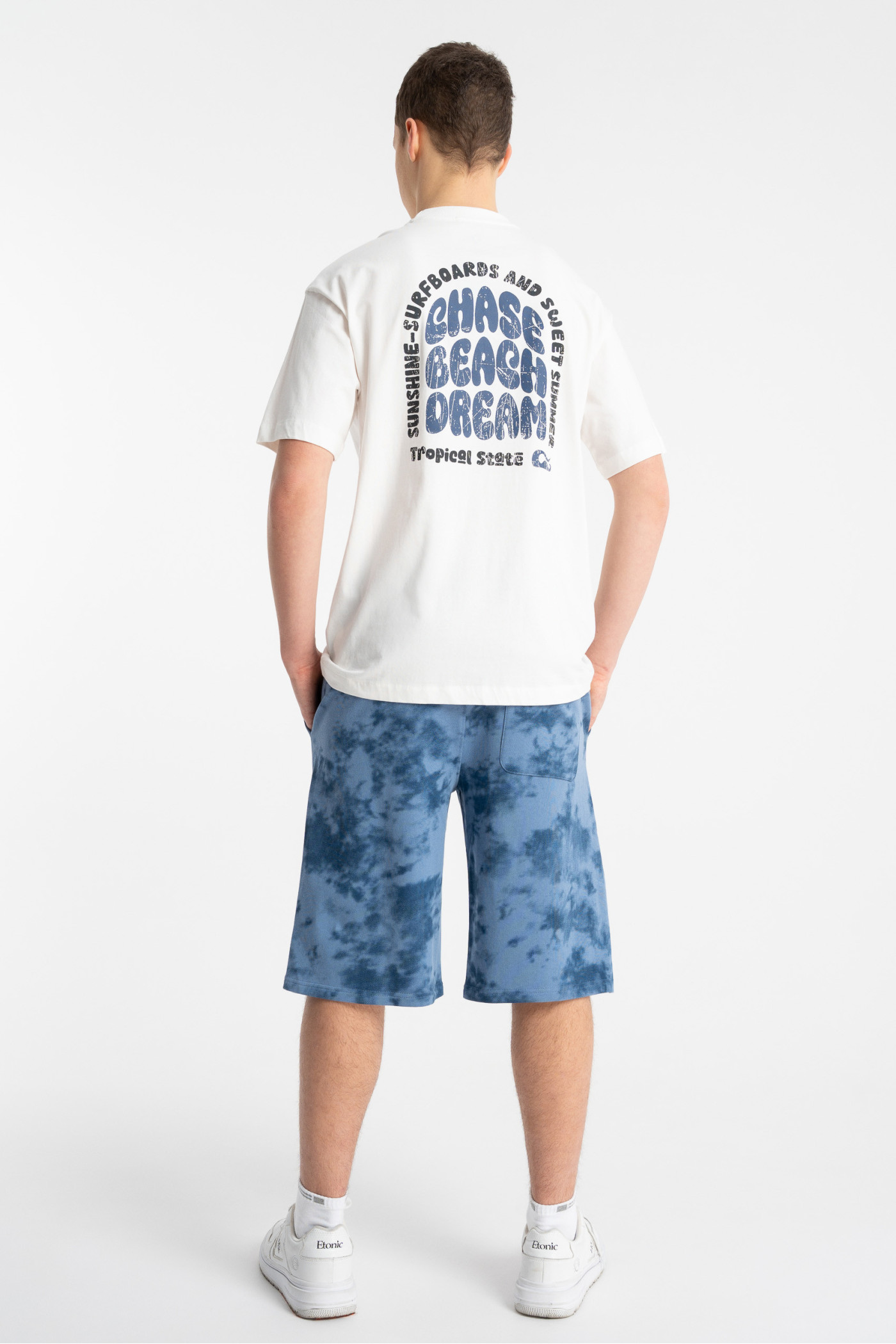 Biały t-shirt LOOSE z autorską grafiką z tyłu