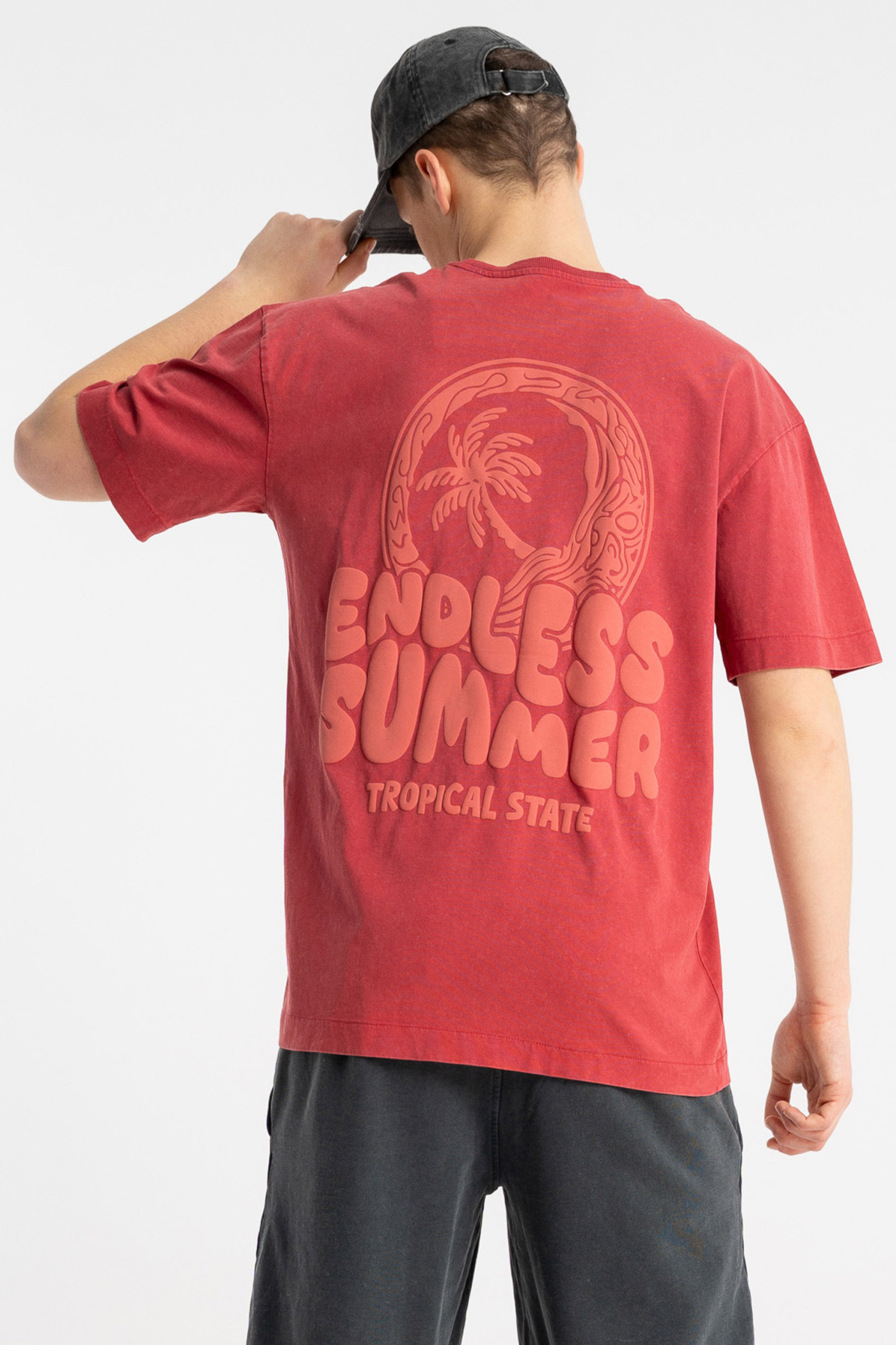 Czerwony t-shirt LOOSE z autorską grafiką z tyłu