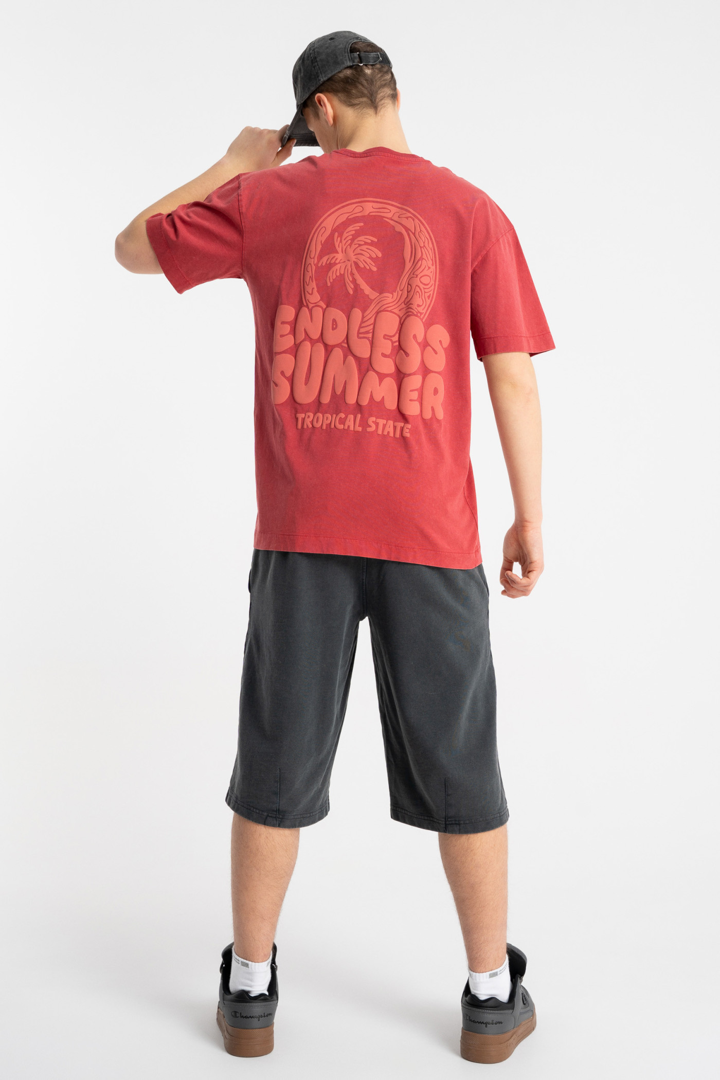 Czerwony t-shirt LOOSE z autorską grafiką z tyłu