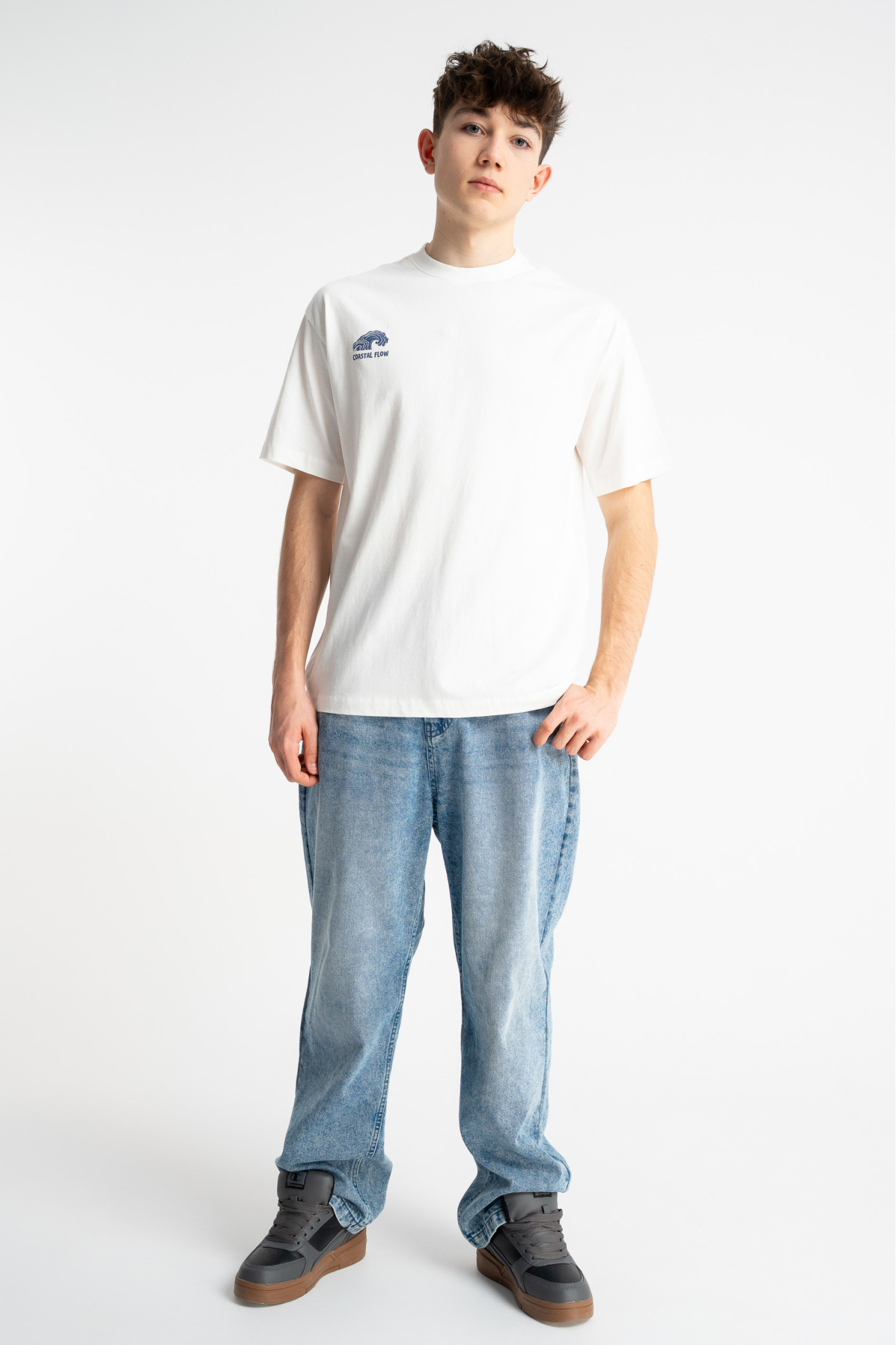 Biały t-shirt REGULAR z autorską grafika z tyłu