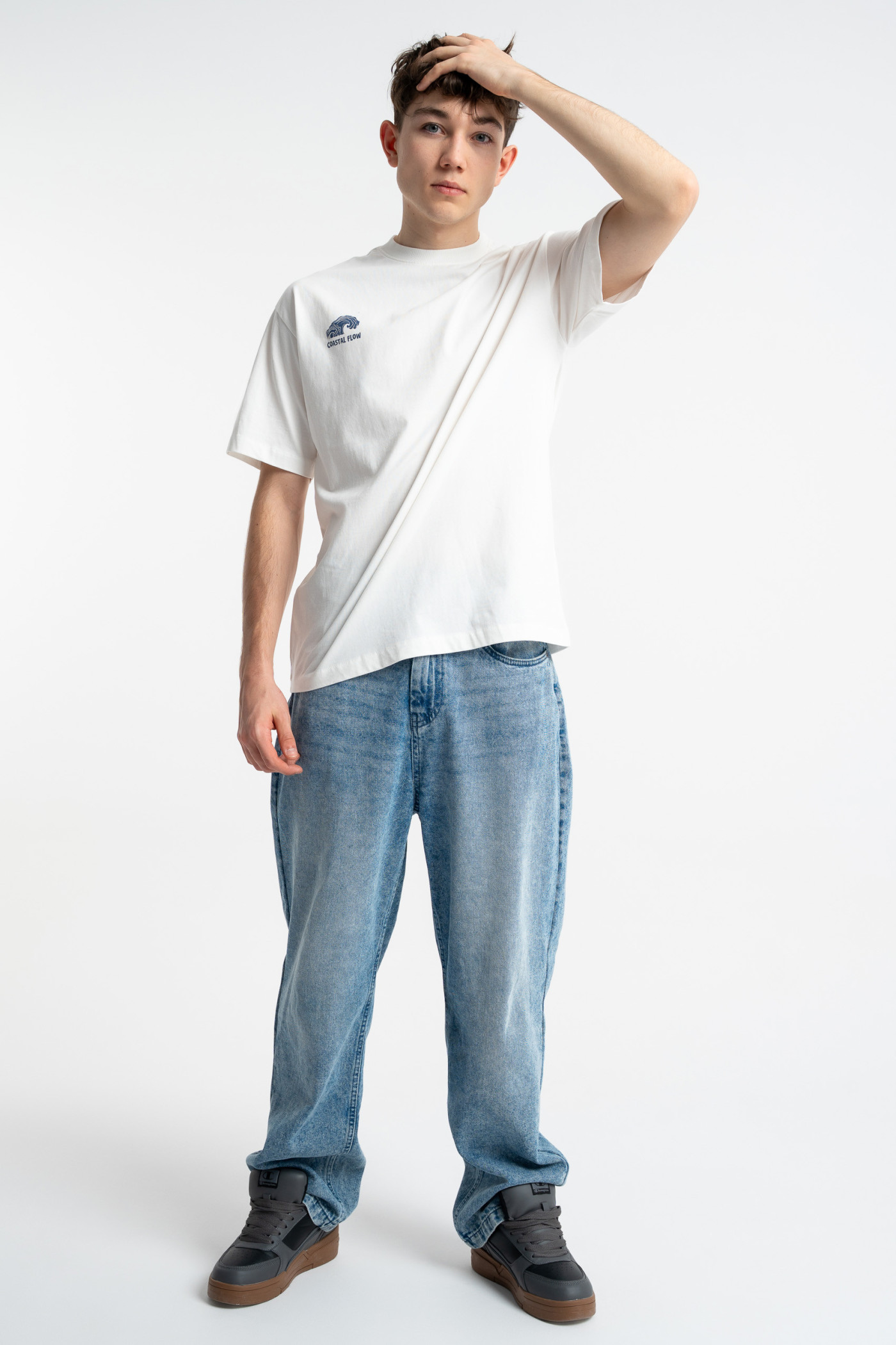 Biały t-shirt REGULAR z autorską grafika z tyłu