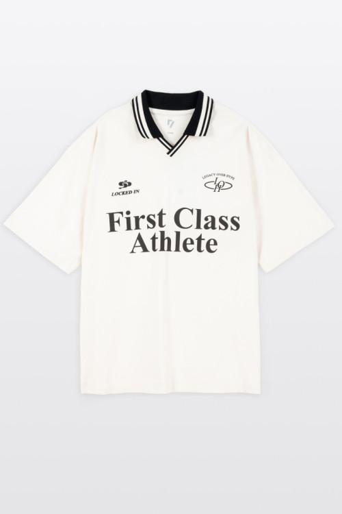 Biały t-shirt z kontrastowym kołnierzykiem