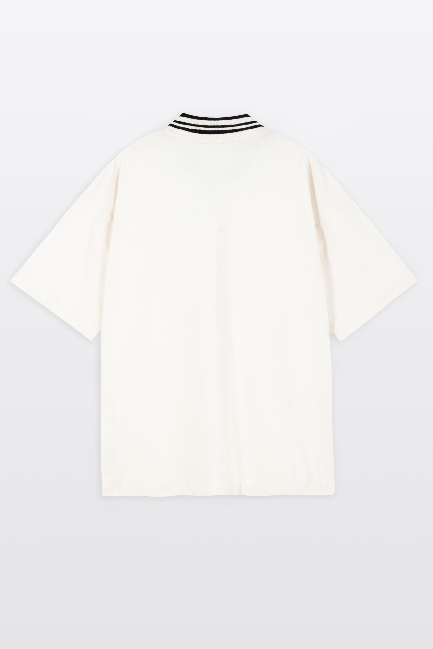 Biały t-shirt z kontrastowym kołnierzykiem