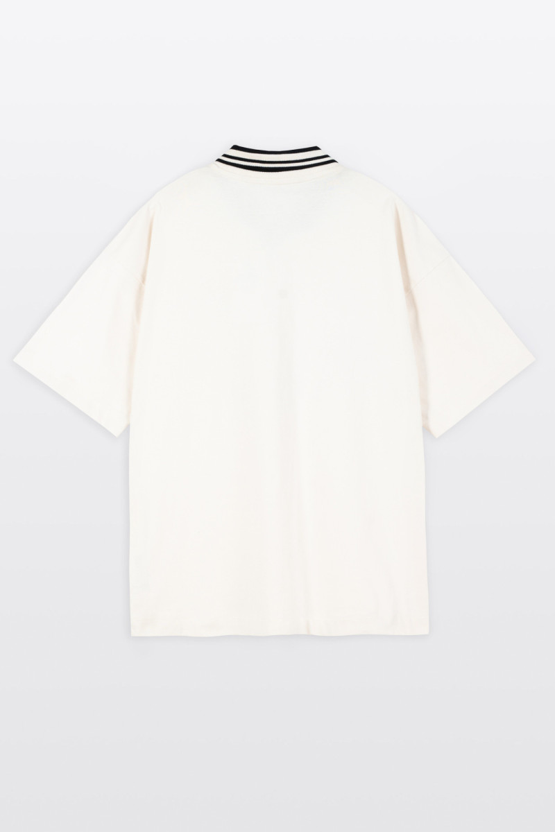 Biały t-shirt z kontrastowym kołnierzykiem