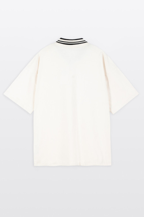 Biały t-shirt z kontrastowym kołnierzykiem