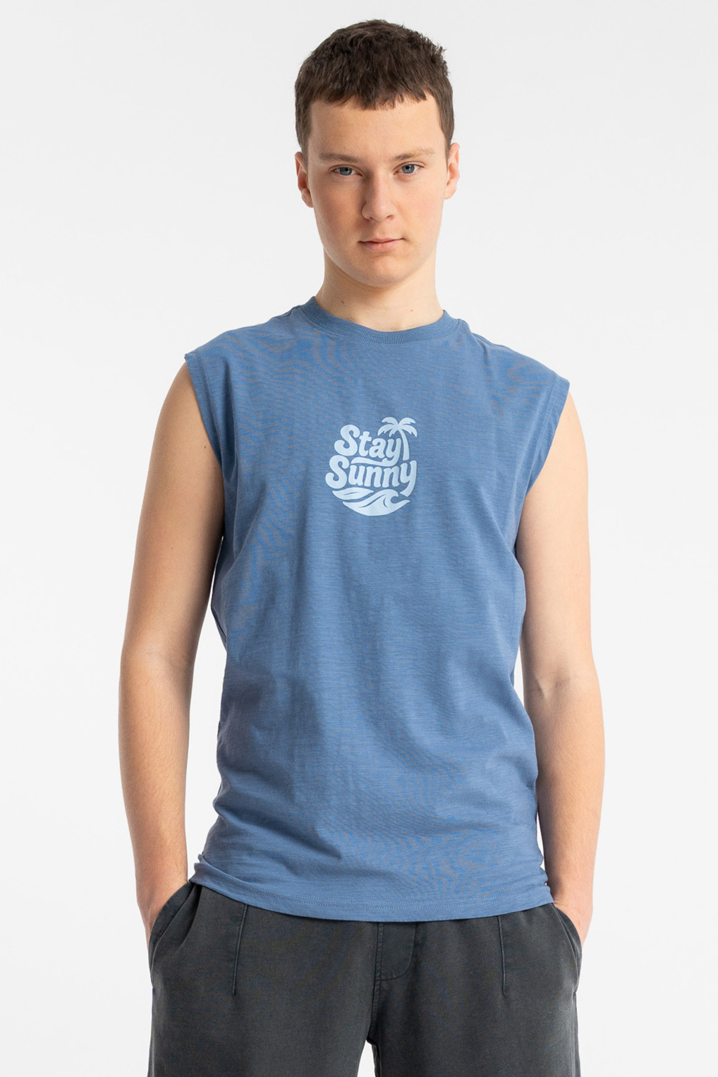 Niebieski t-shirt bez rękawów z autorską grafiką z przodu