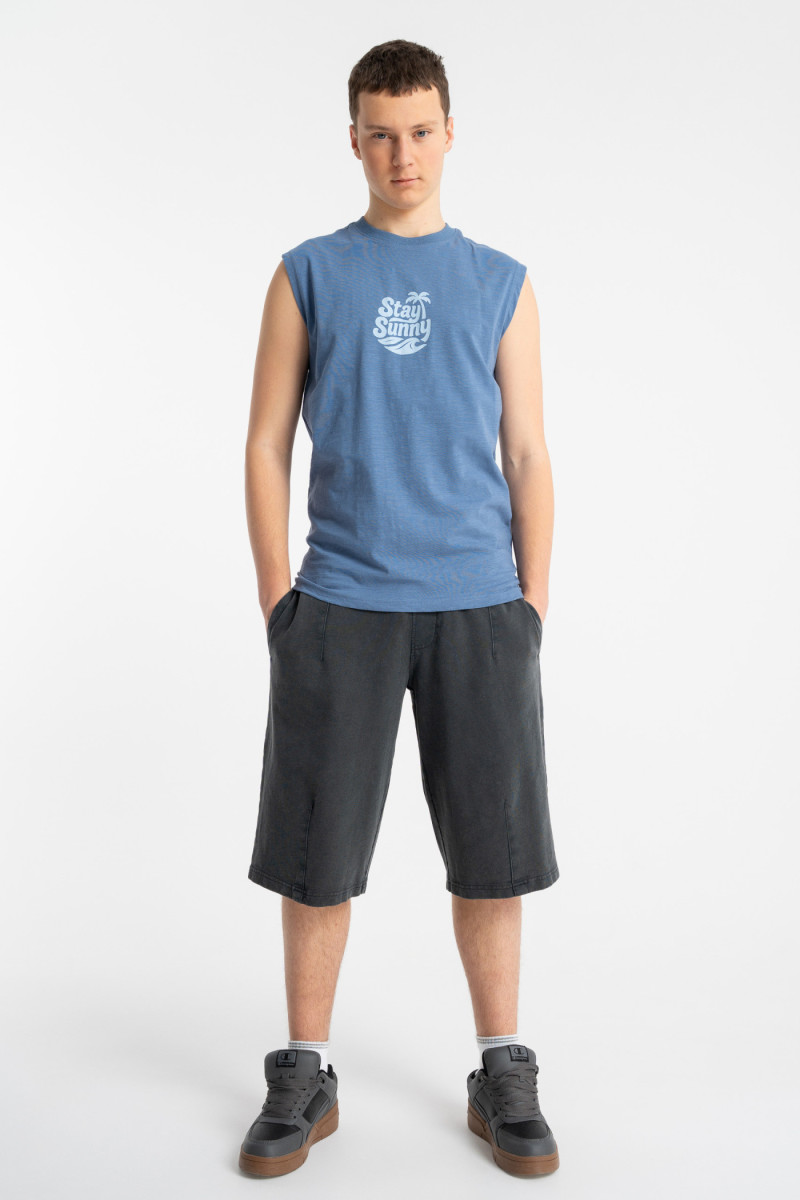 Niebieski t-shirt bez rękawów z autorską grafiką z przodu