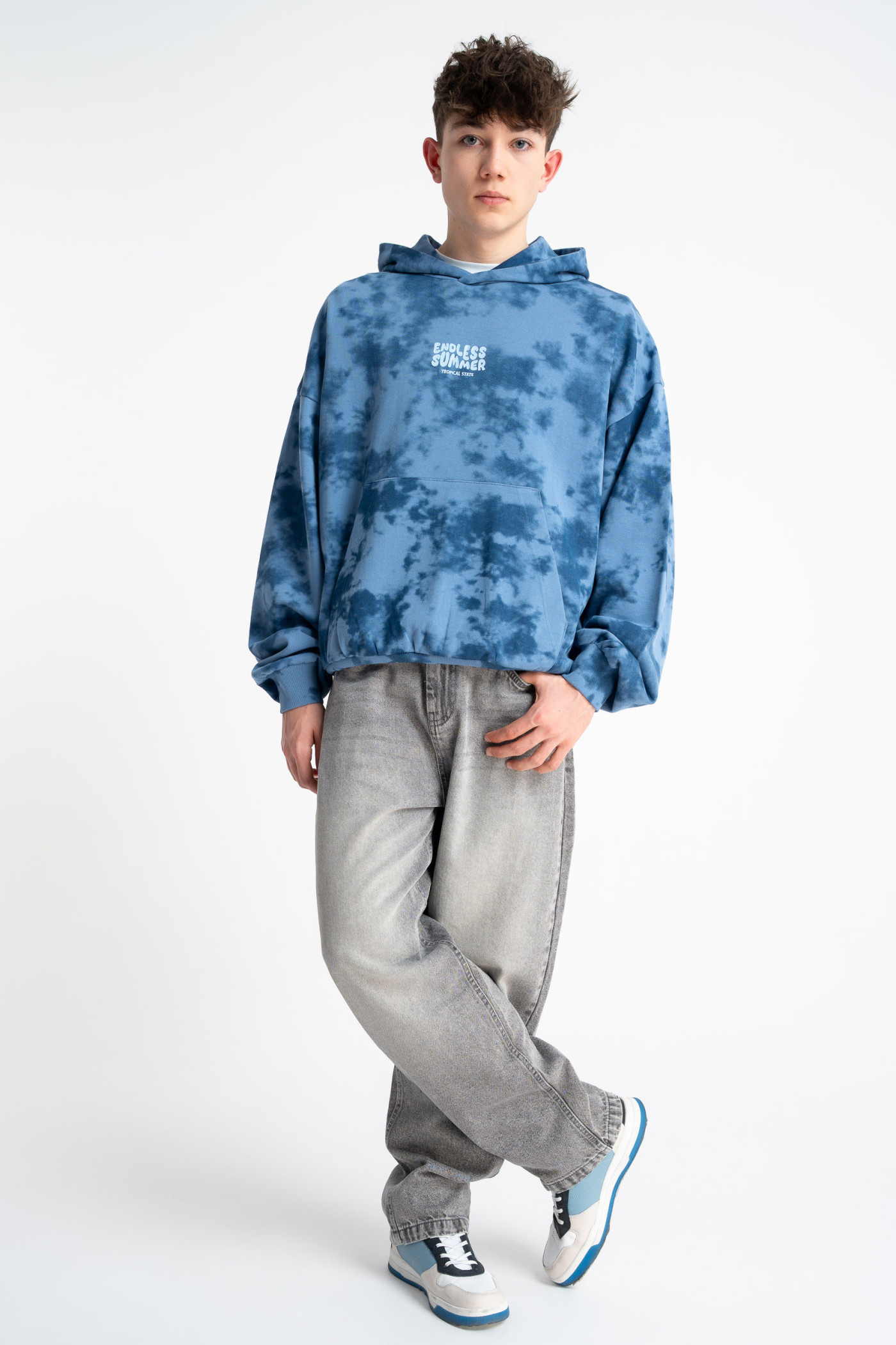 Niebieska bluza BOXY z kapturem z nadrukiem tie dye na całości