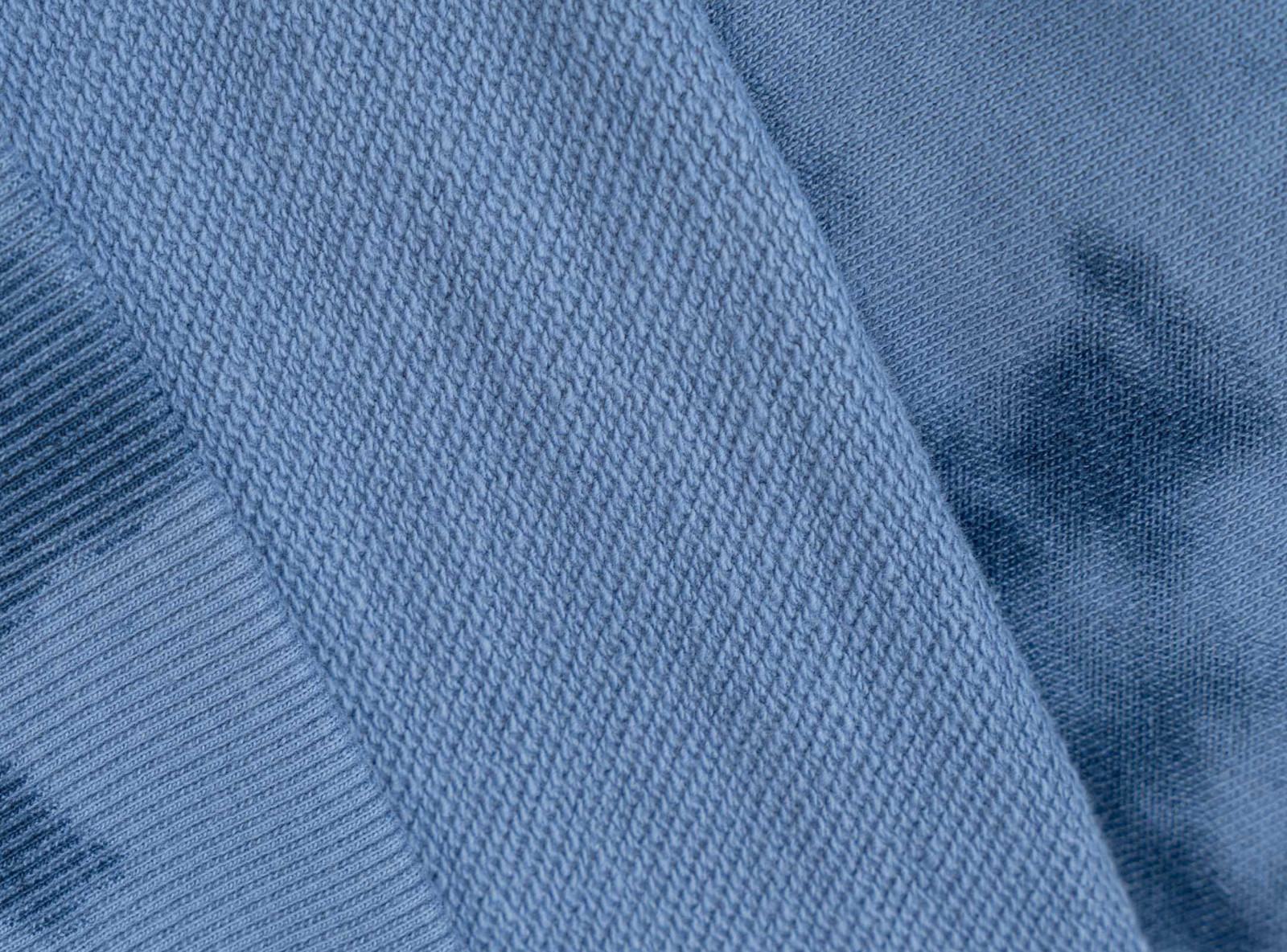 Niebieska bluza BOXY z kapturem z nadrukiem tie dye na całości