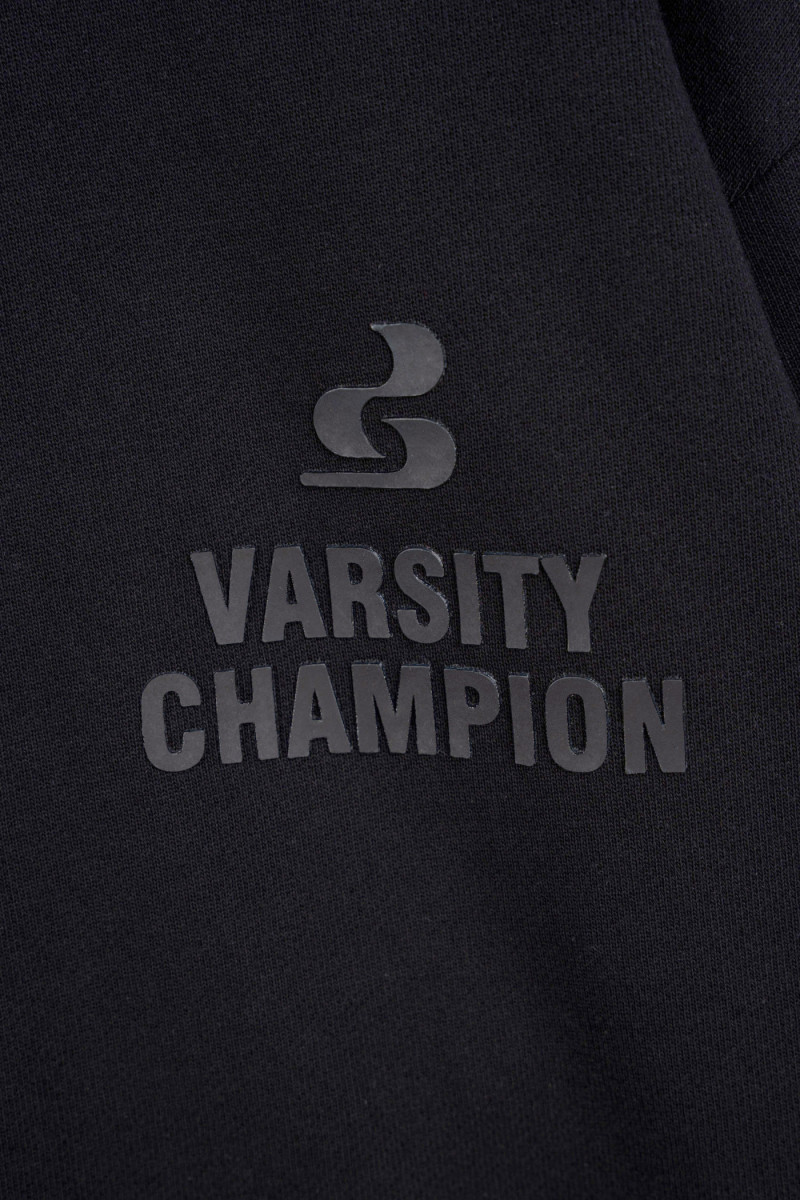 Czarna bluza na stójce z autorską grafiką z tyłu