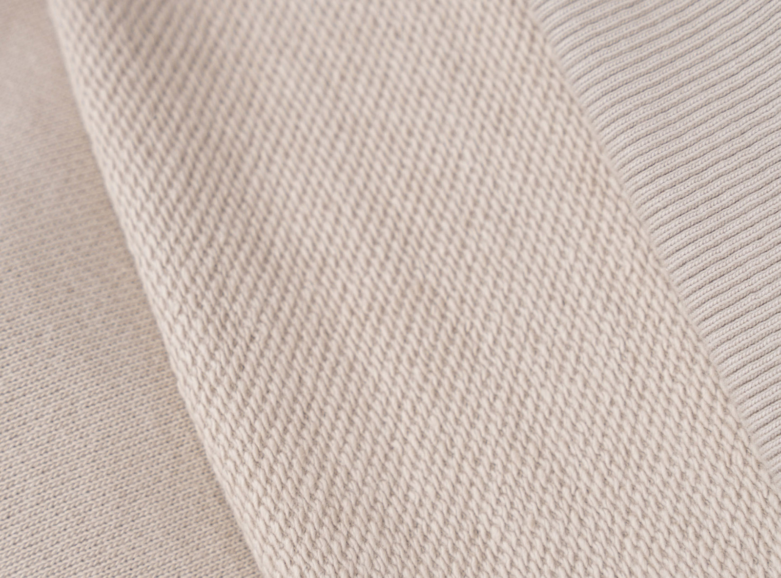 Beżowa bluza na stójce z autorską grafiką z tyłu