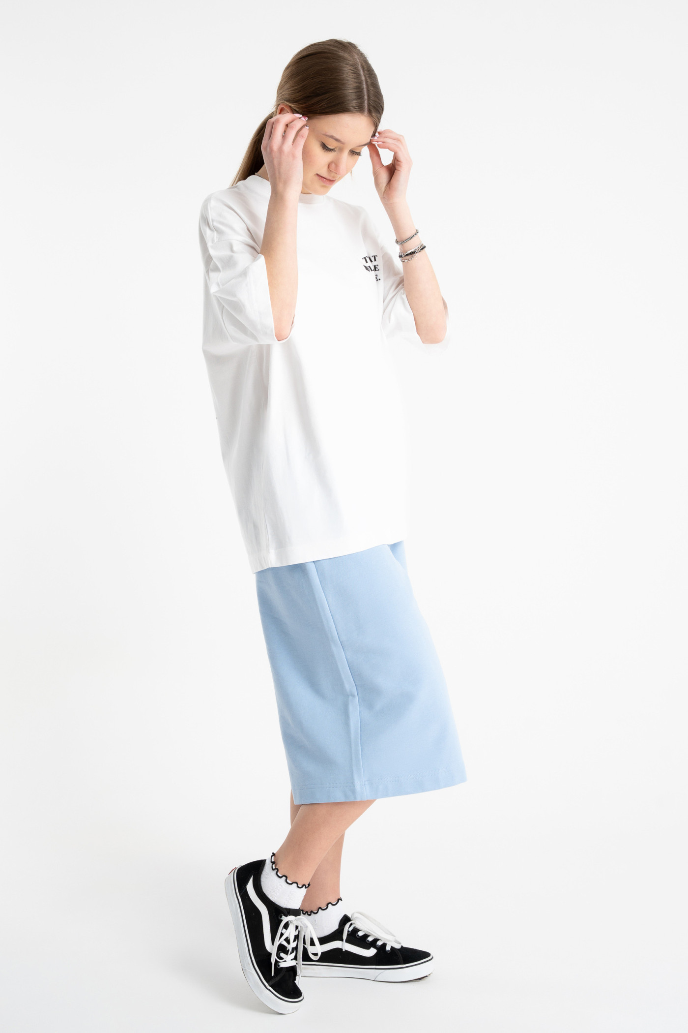 Jasnoniebieskie krótkie spodenki dresowe bez nadruków