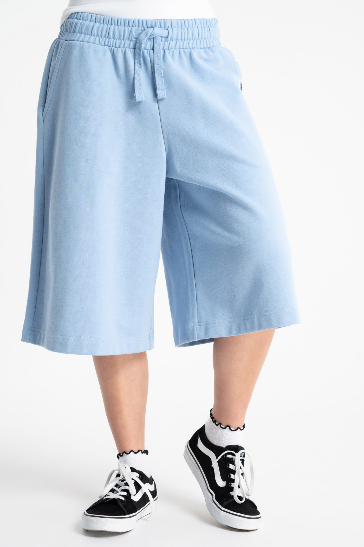 Jasnoniebieskie krótkie spodenki dresowe bez nadruków