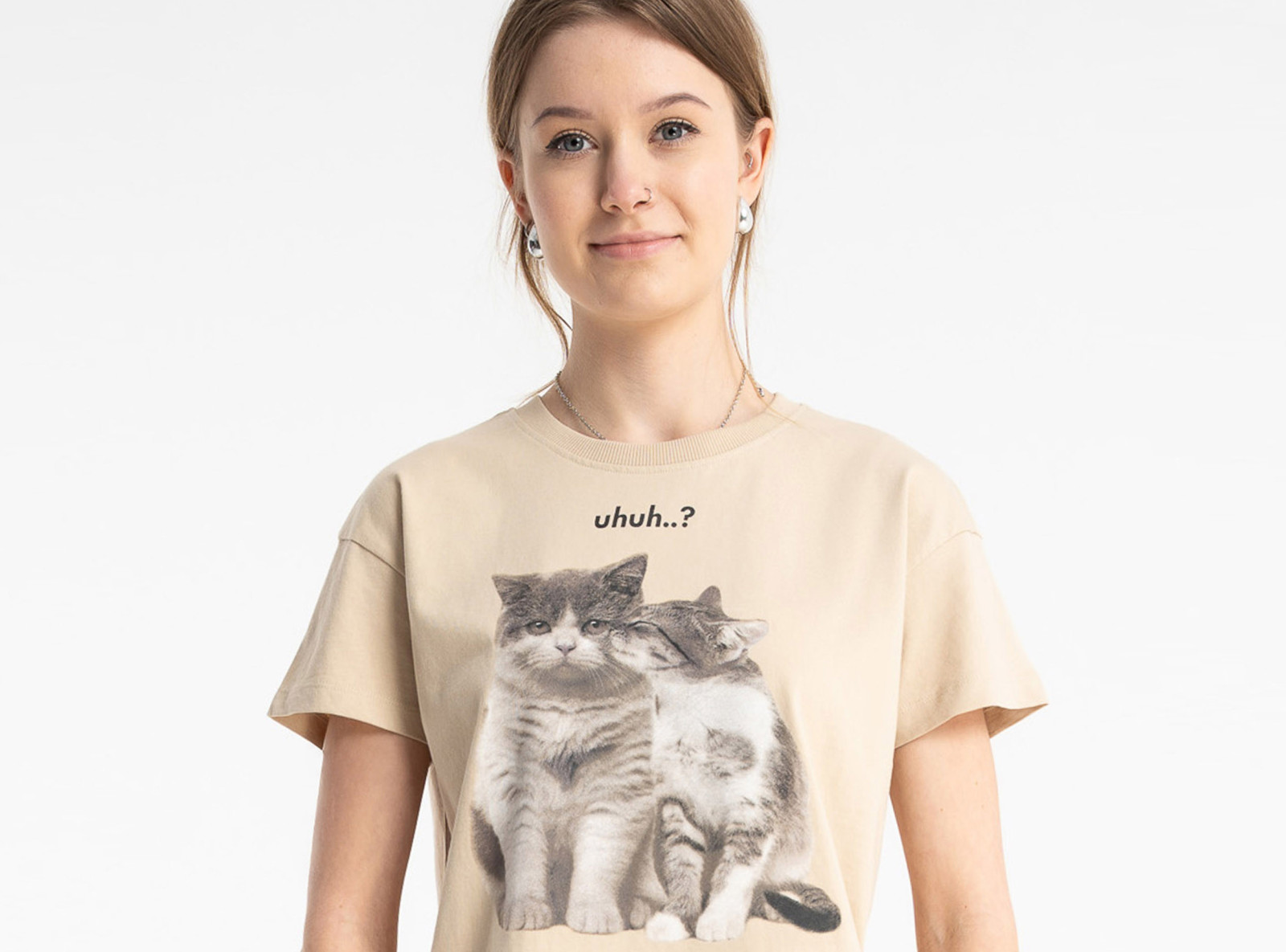 Beżowy t-shirt REGULAR z autorską grafika z tyłu