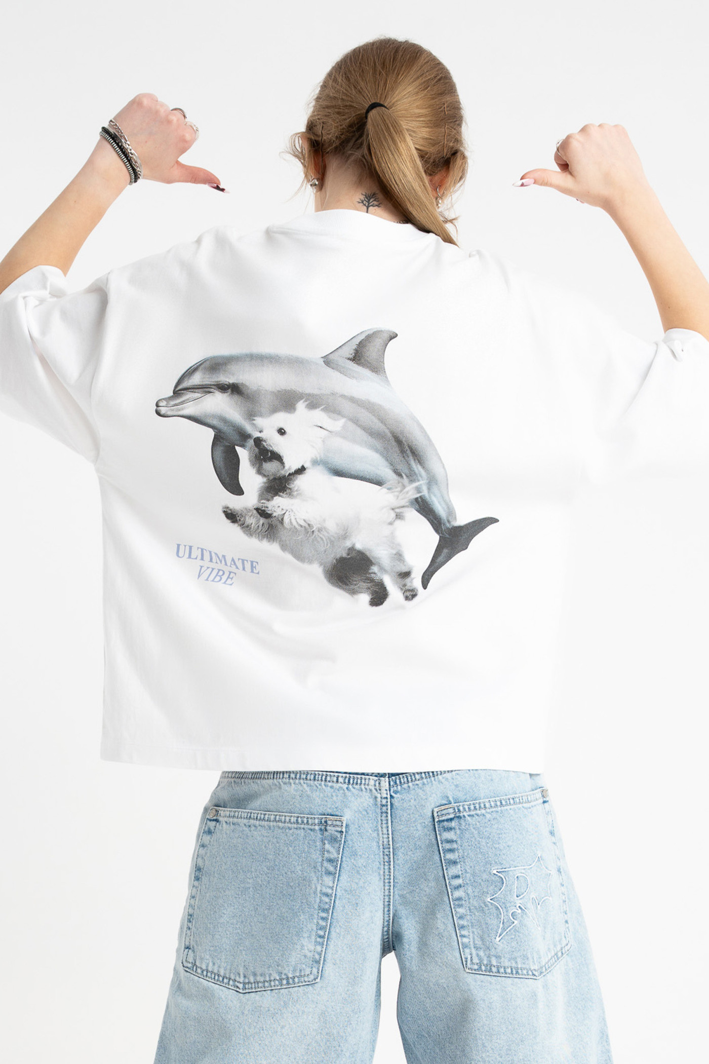 Biały t-shirt BOXY z autorską grafika z tyłu