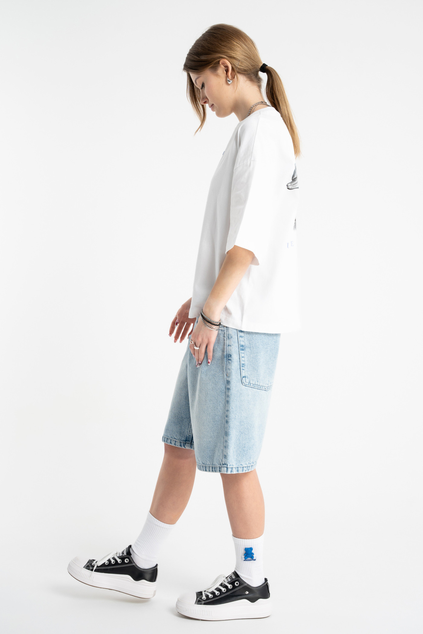 Biały t-shirt BOXY z autorską grafika z tyłu