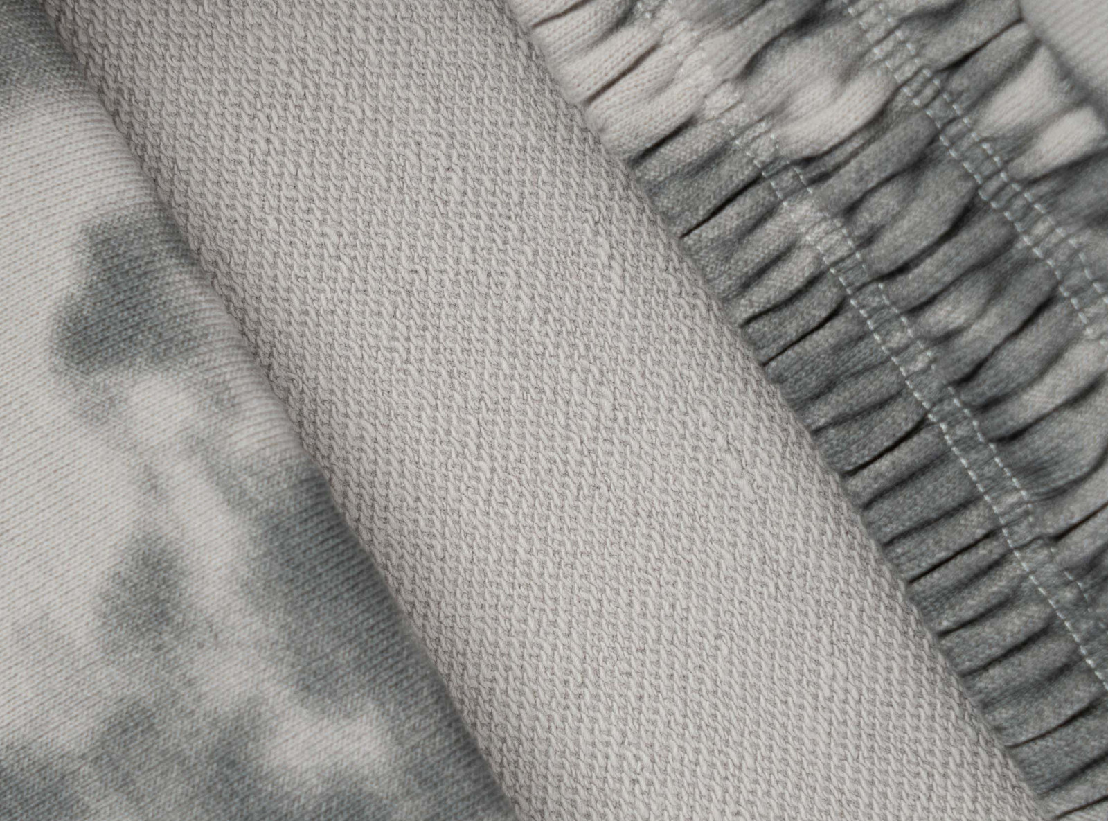 Szare krótkie spodenki z nadrukiem tie dye na całości