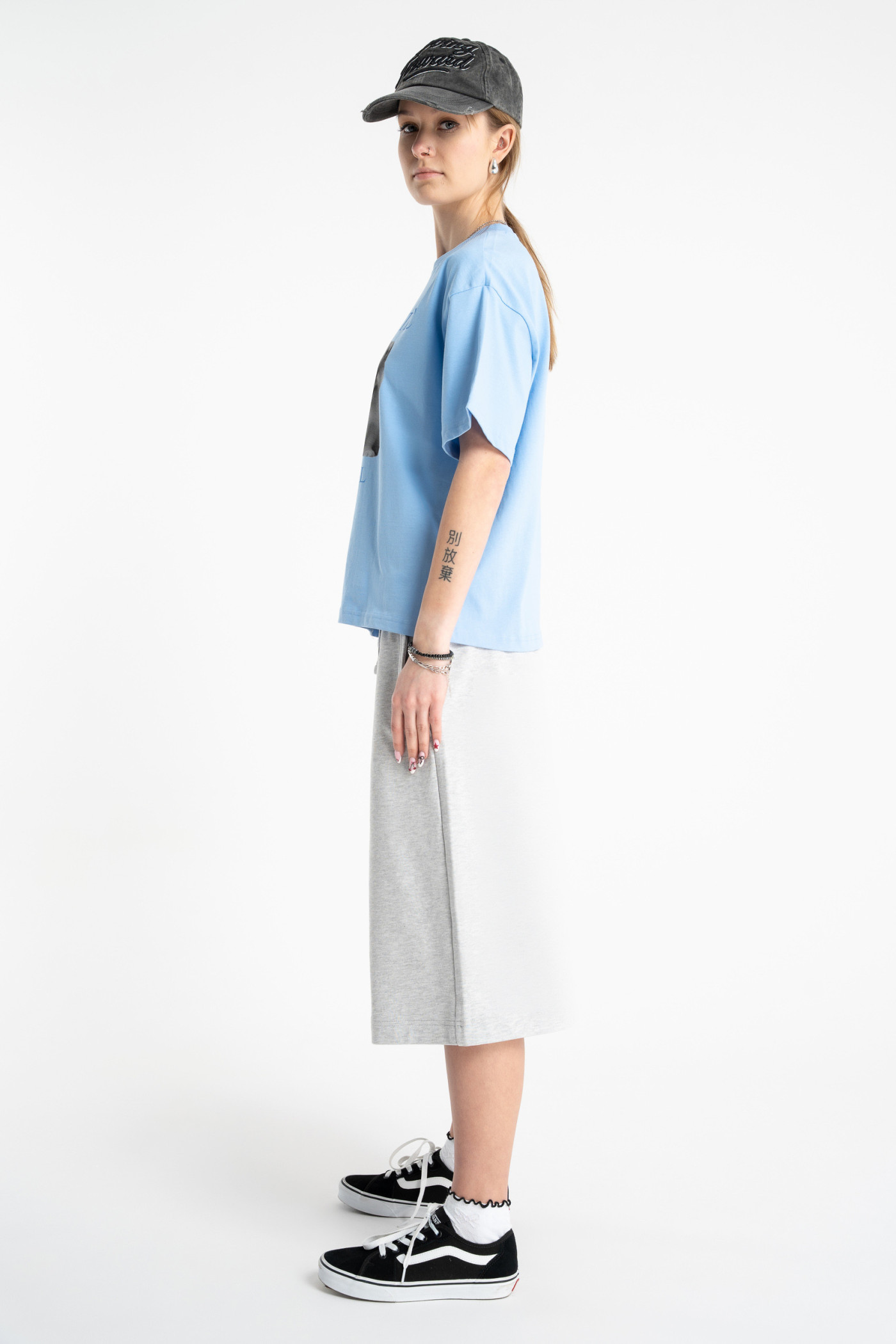 Niebieski t-shirt REGULAR z autorską grafika z przodu