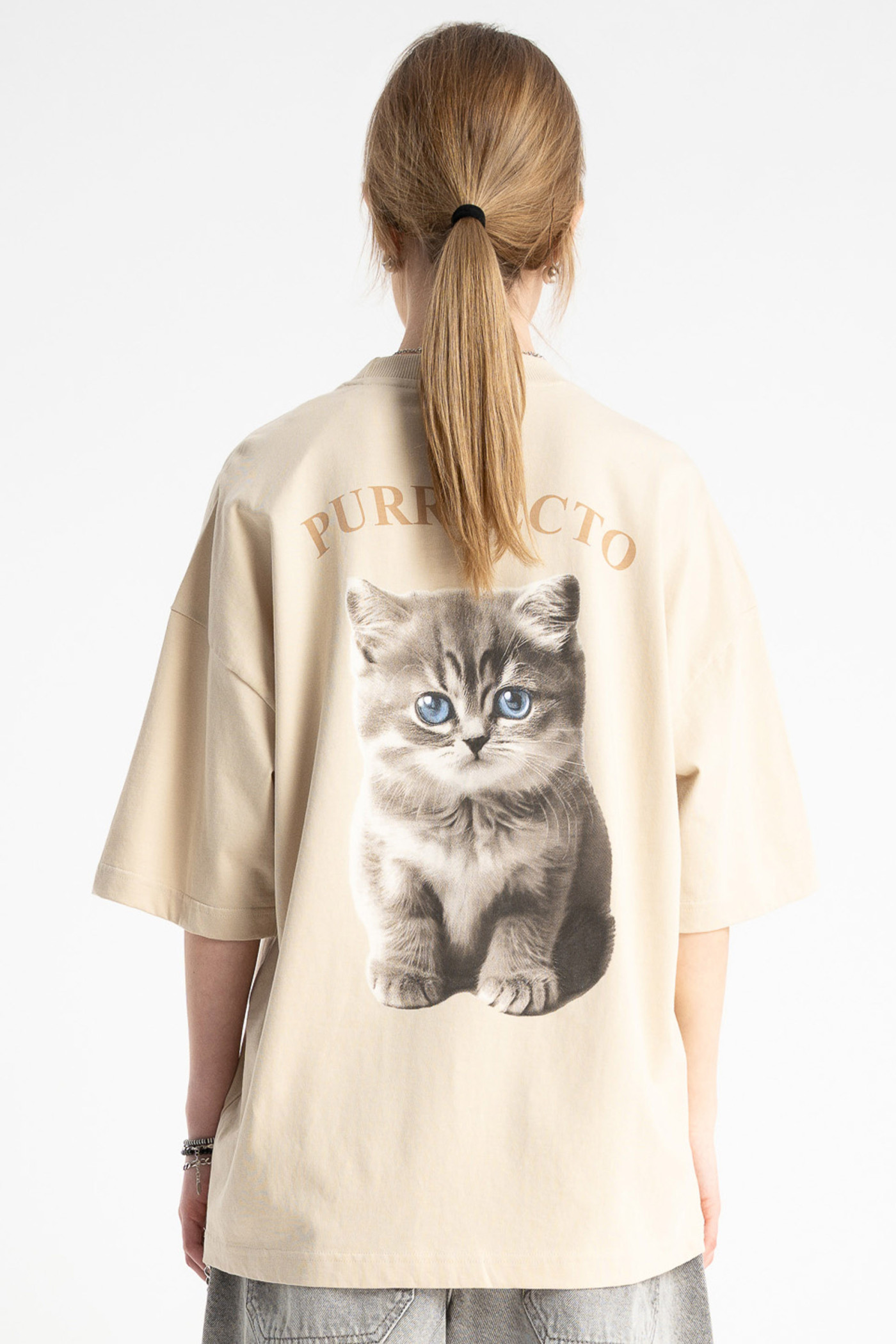 Beżowy t-shirt OVERSIZE z autorską grafika z tyłu