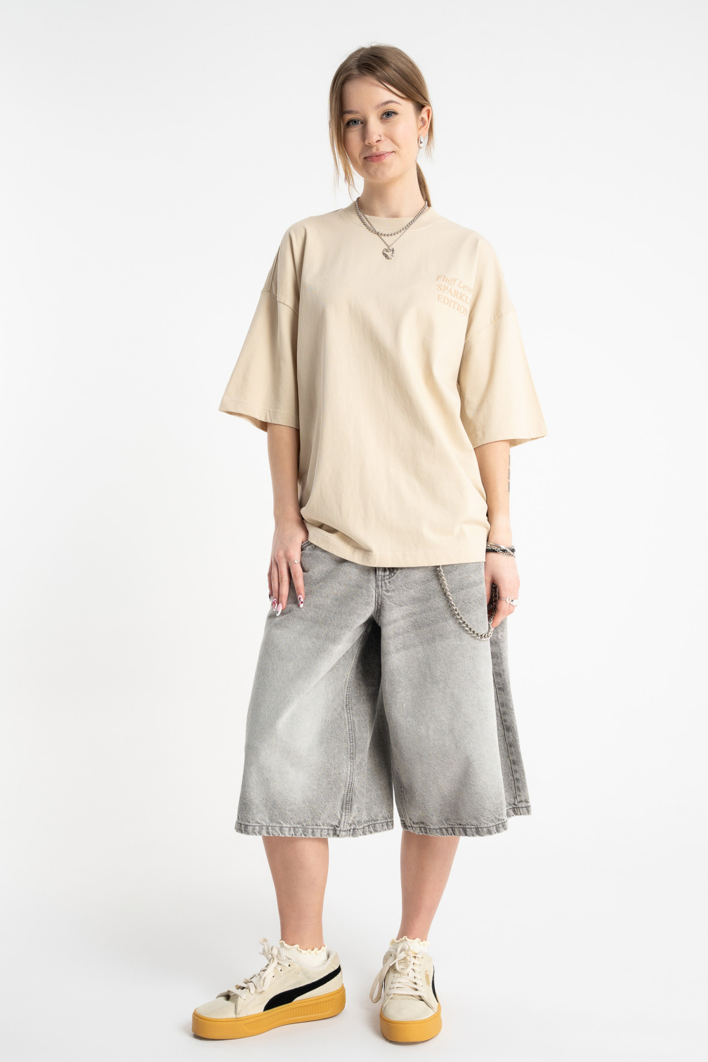 Beżowy t-shirt OVERSIZE z autorską grafika z tyłu