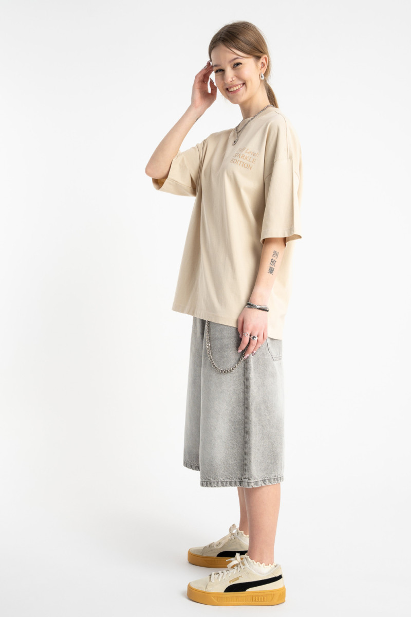 Beżowy t-shirt OVERSIZE z autorską grafika z tyłu
