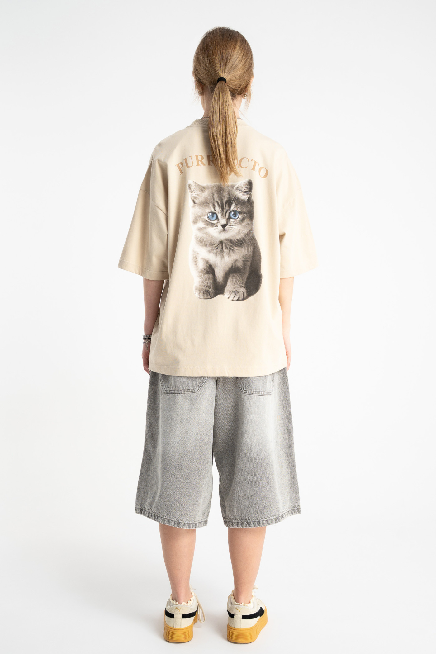 Beżowy t-shirt OVERSIZE z autorską grafika z tyłu