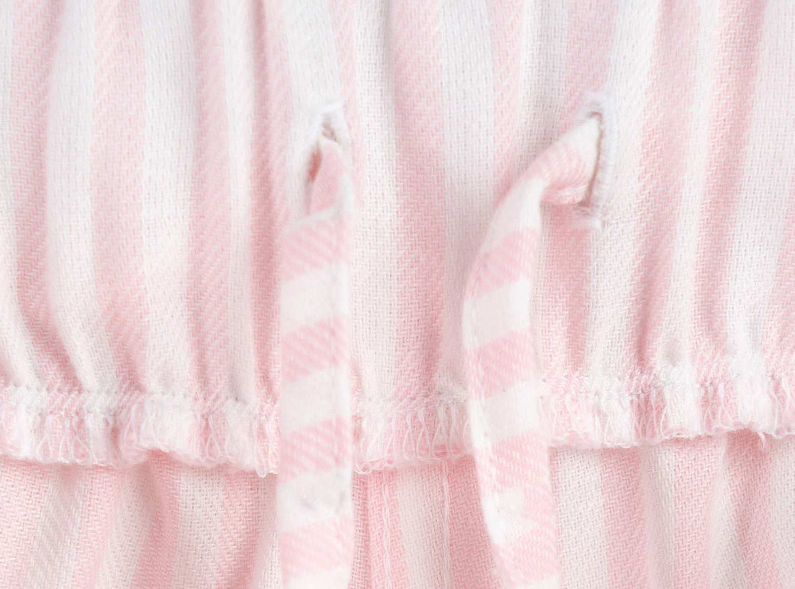 Krótkie spodenki z tkaniny w różowe paski