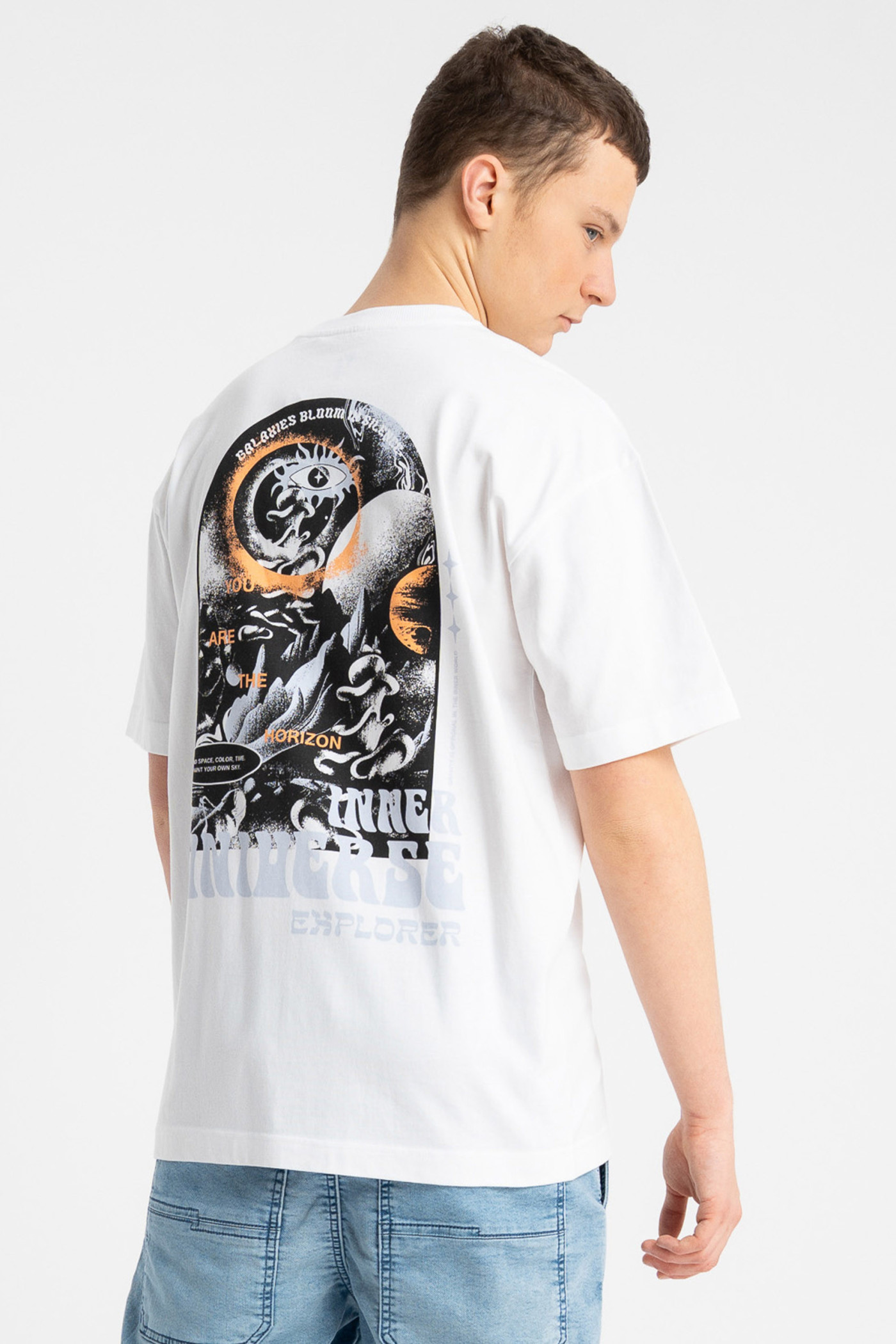 Biały t-shirt LOOSE z autorską grafika z przodu